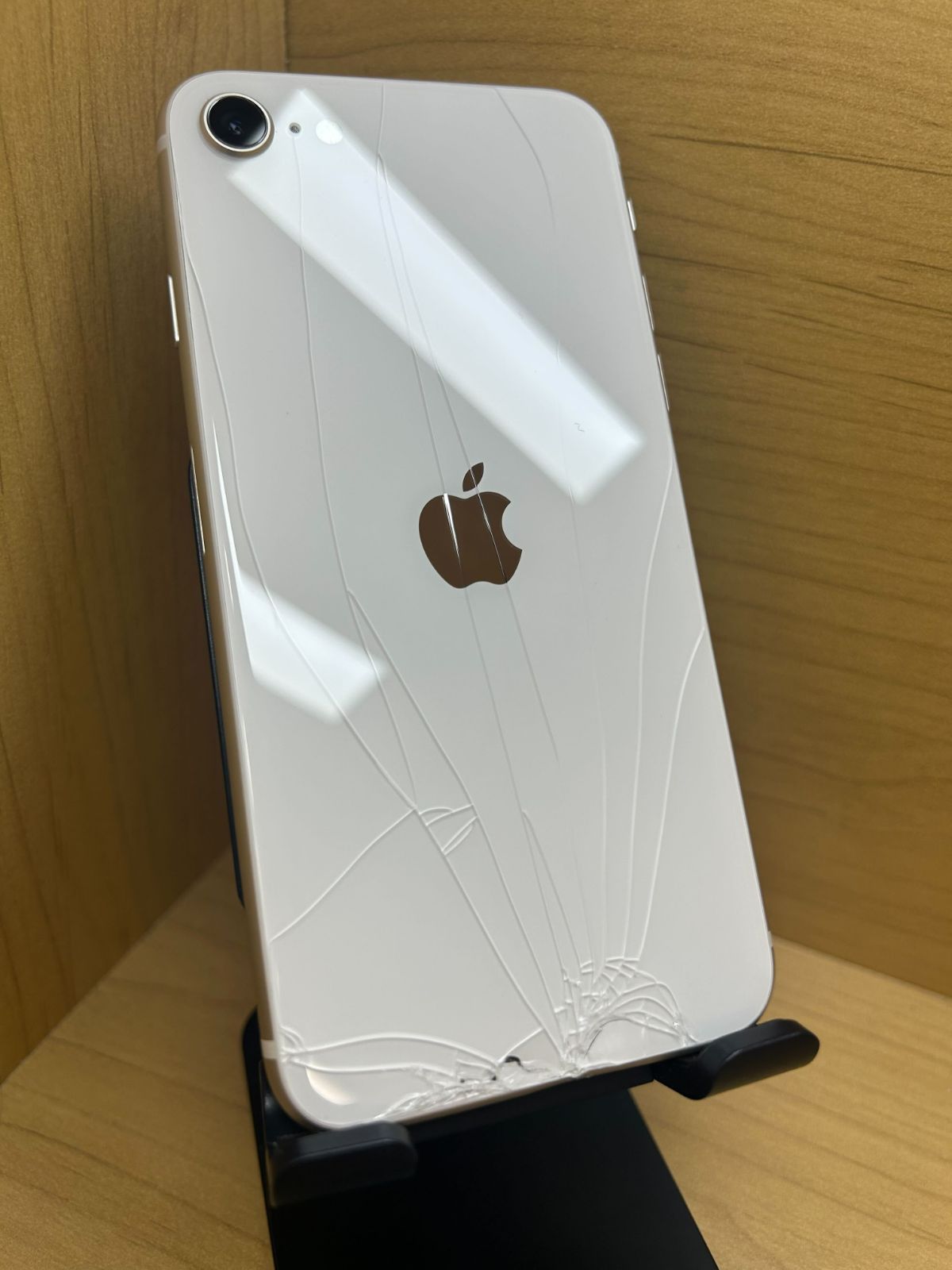 Apple iPhone SE 本体 SIMロックなし　背面割れあり iPhone 動作確認済み SIMフリー 背面ガラス割れ SE(第3世代) SE | 背面
