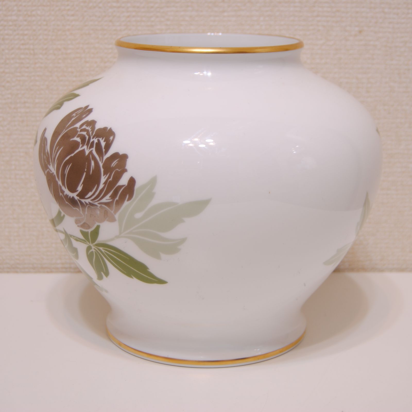 大倉陶園 OKURA 金蝕 金彩 銀彩 牡丹 ボタン 模様 花瓶 花器 花生 花入 フラワーベース 和風 和室 座敷 床の間 - メルカリ