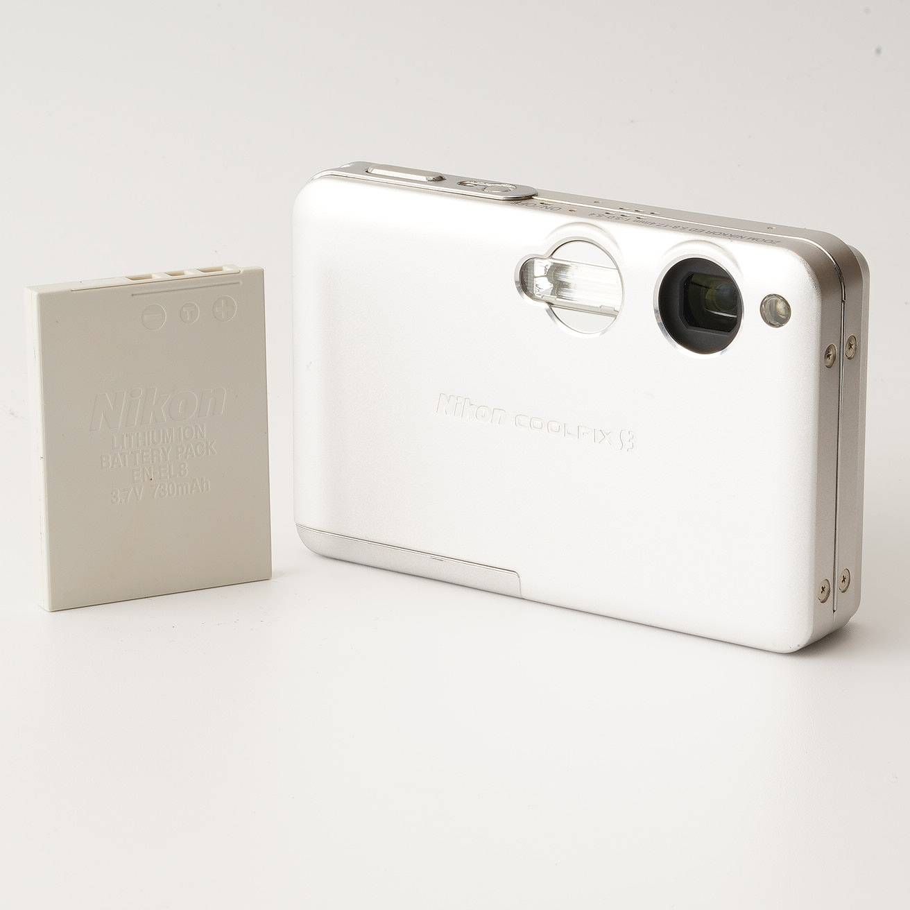 Nikon（ニコン）コンパクトデジタルカメラ COOLPIX S3（シルバー） Nikon Coolpix S3300 (Silver) 16-megapixel digital camera with 6X
