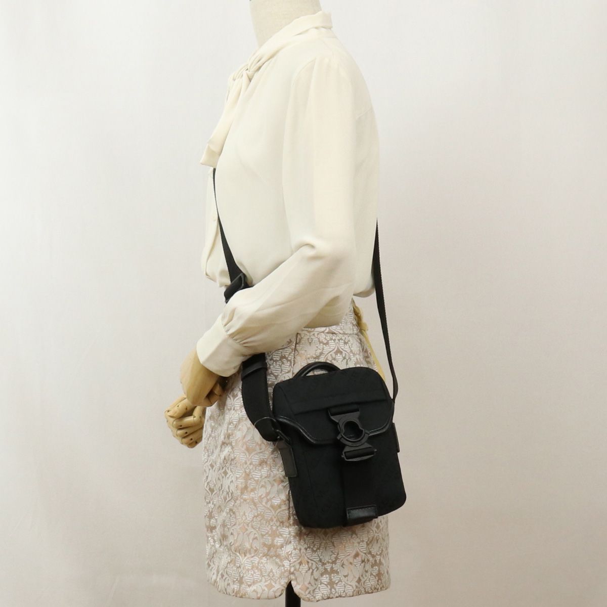 MONCLER モンクレール スプレッド クロスボディ 6B00002 M2424 斜め 