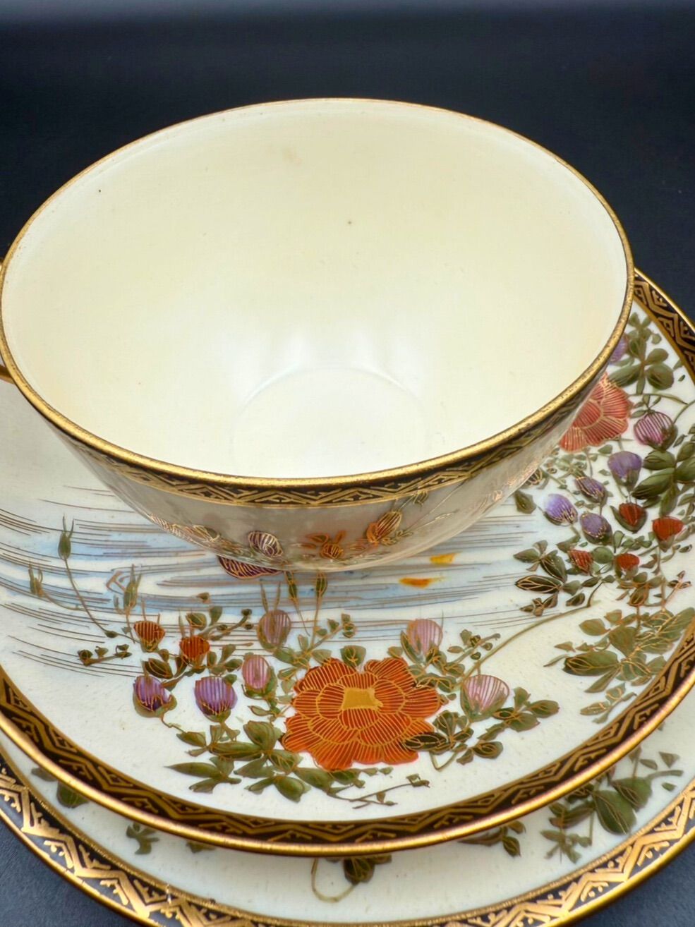 薩摩焼 羅漢龍図 金彩 ティーカップ ソーサー 盛り上げ 明治期 家紋 大村 Noritake - 薩摩焼 羅漢龍図 金彩 ティーカップ ソーサー