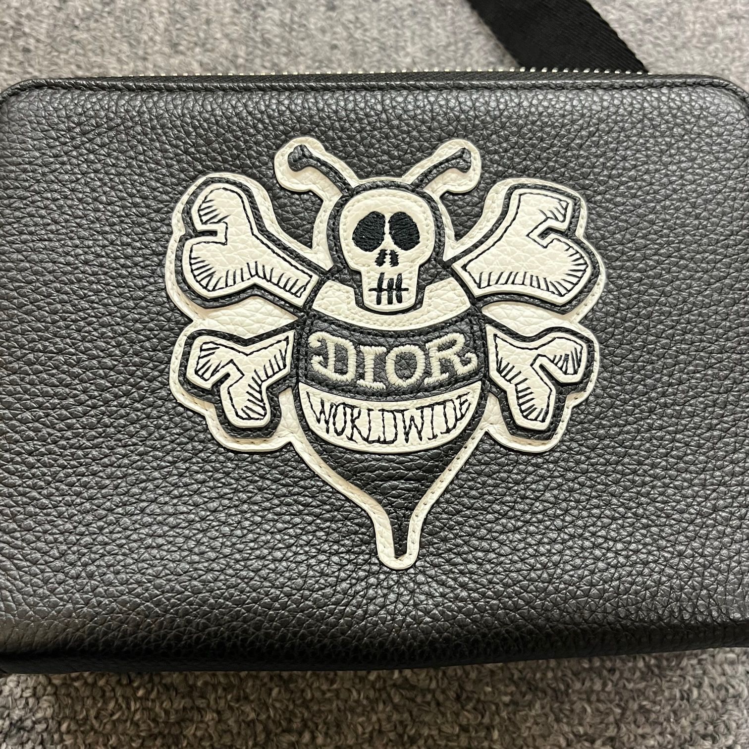 美品 Dior Shawn Stussy Bee Patch Leather Compact Shoulder Bag コラボ ショルダーバッグ  ディオール ショーンステューシー 58063A1 - メルカリ