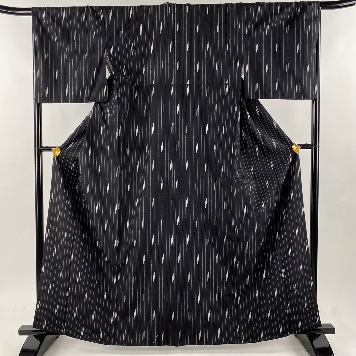 紬 身丈163.5cm 裄丈66.5cm M 袷 証紙 縦縞 黒 正絹 美品 名品 【中古  