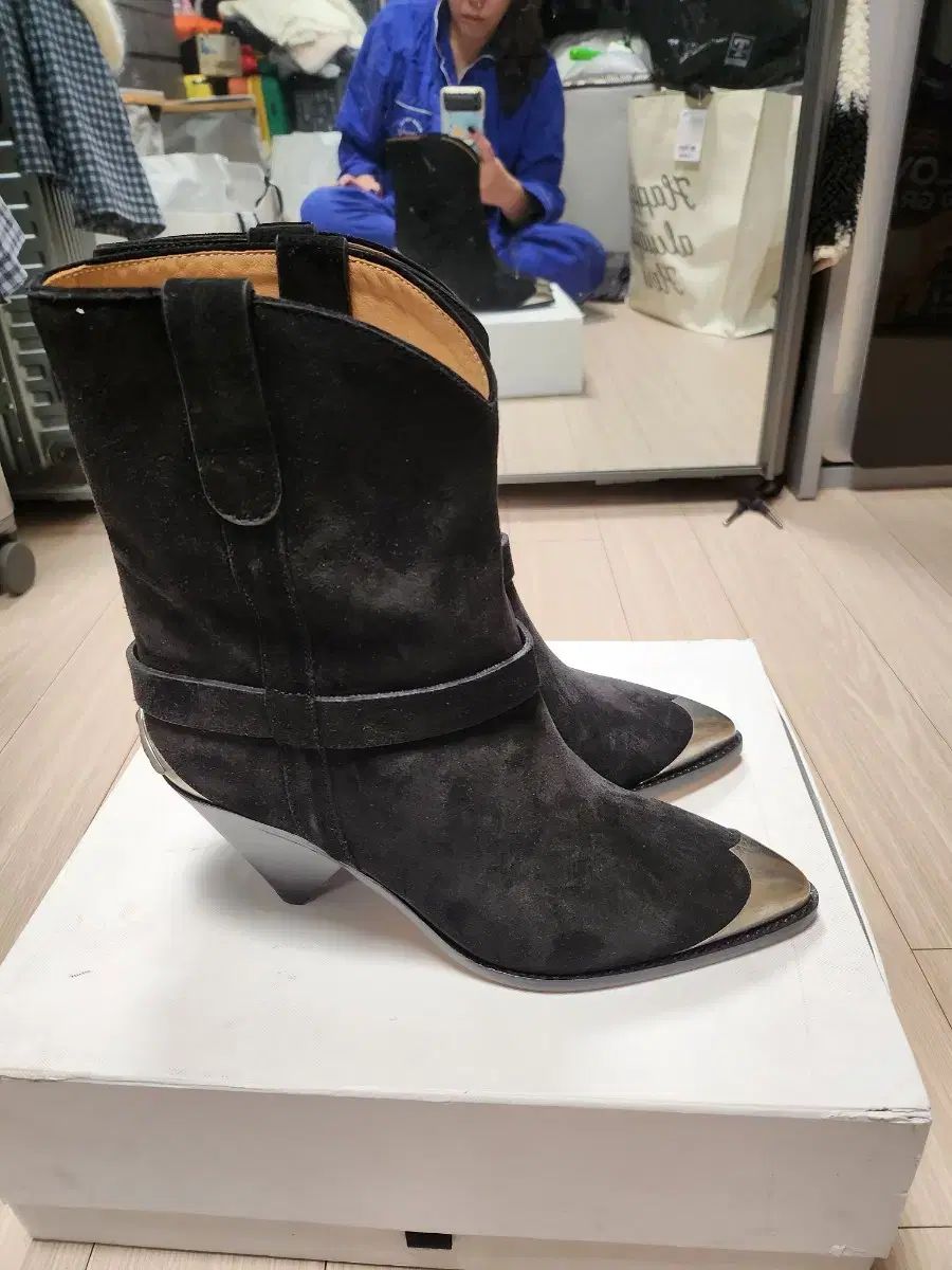 ISABELMARANT ブラック　スエード ショートブーツ ISABELMARANT ブラック スエード ショートブーツ