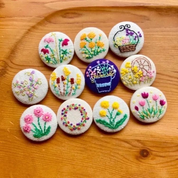 くるみボタン刺繍ブローチ (ホワイトローズ＊) ハンドメイド