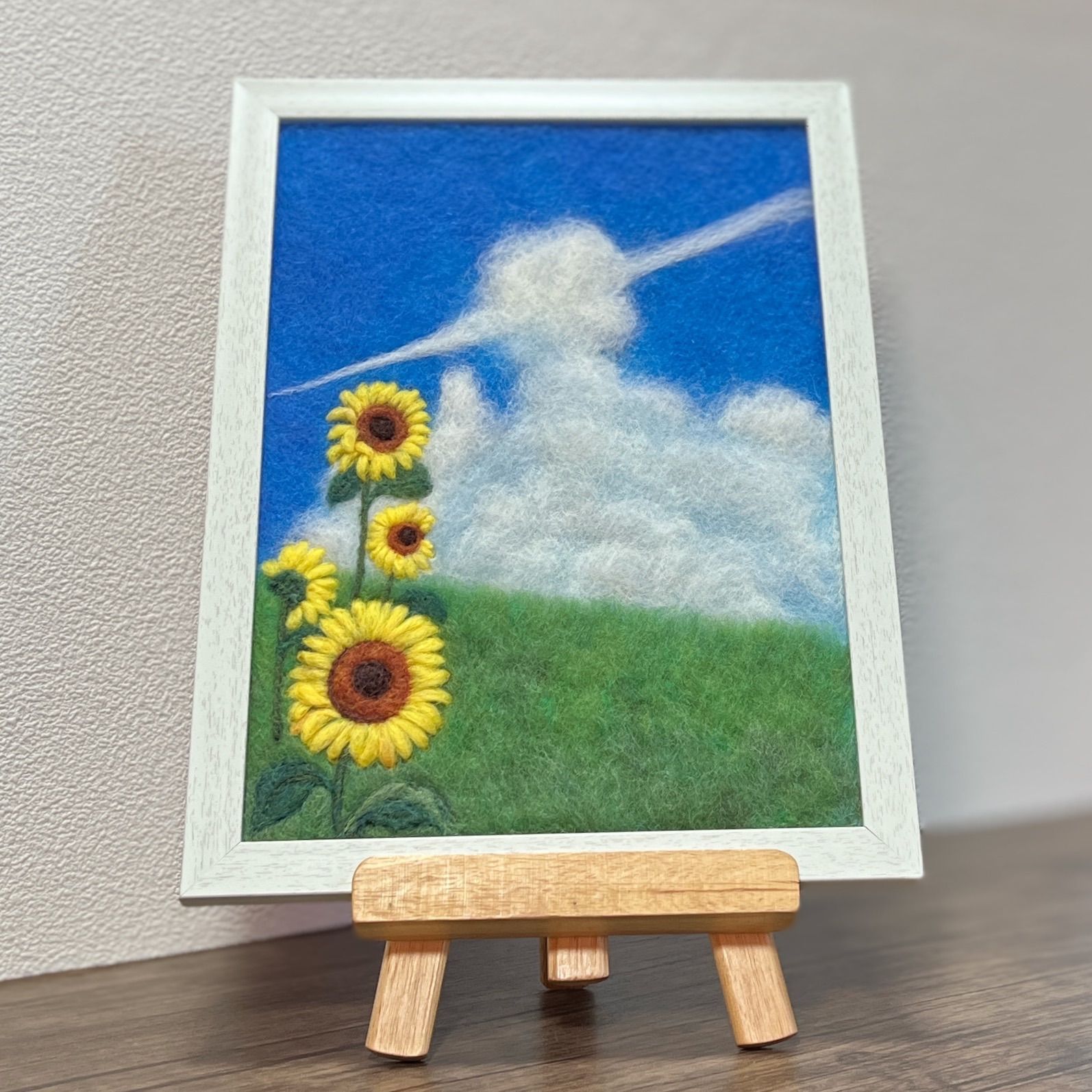 羊毛フェルト 刺繍『夏空とひまわり』ハンドメイド 羊毛絵画 - メルカリ