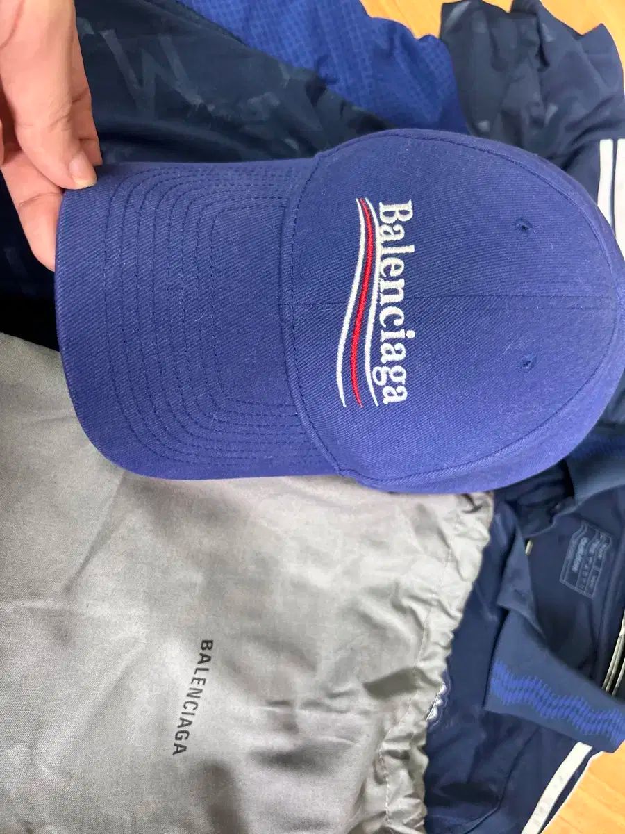バレンシアガ ウェーブロゴ キャップ バレンシアガ ウェーブロゴ キャップ Balenciaga Wave Logo