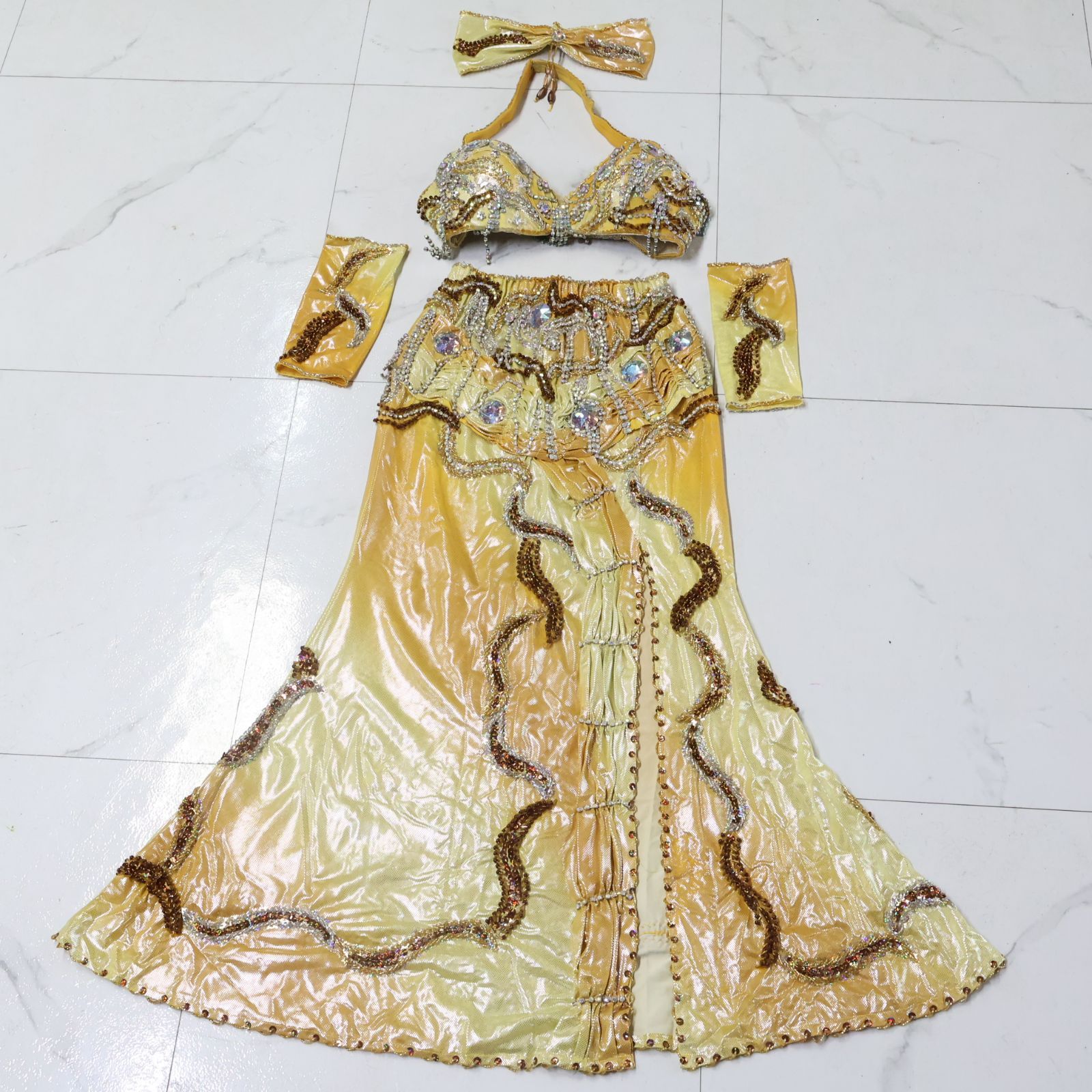 【ベリーダンス用 オリエンタル衣装】イエロー ラインストーン ビーズ 花 蝶 星 豪華 黄色 ゴールド 光沢 左前スリット入り ブラトップ スカート アクセサリーセット 煌びやか