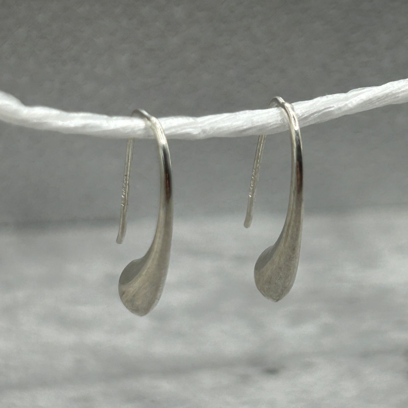 シルバー925 Sterling ティアドロップデザインピアス/軽研磨仕上げ シルバー925 Sterling ティアドロップ デザインピアス/軽研磨