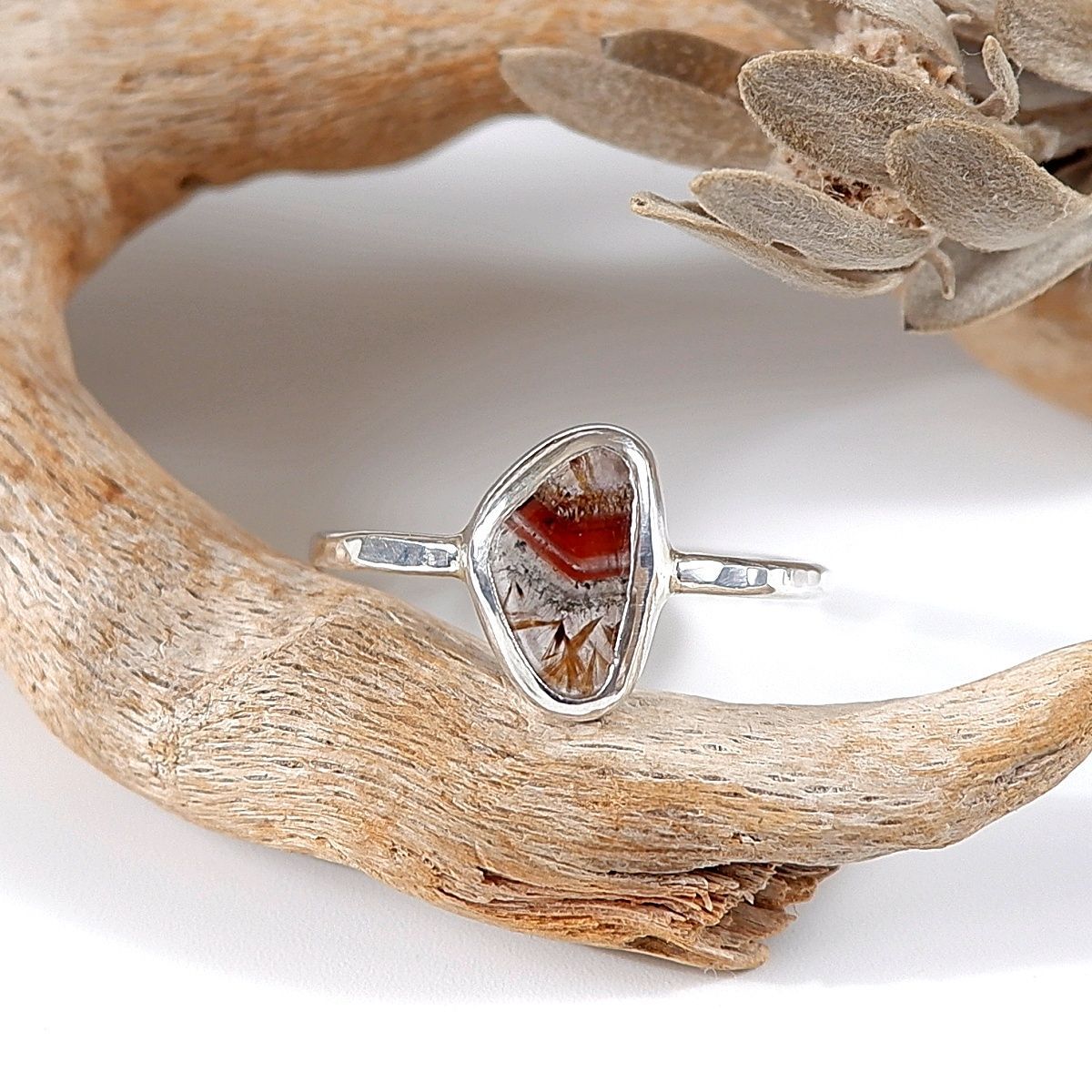 ～鉱物の魅力を閉じ込めた～　インクルージョンクォーツのリング　槌目入り　14号　天然石アクセサリー　一点物