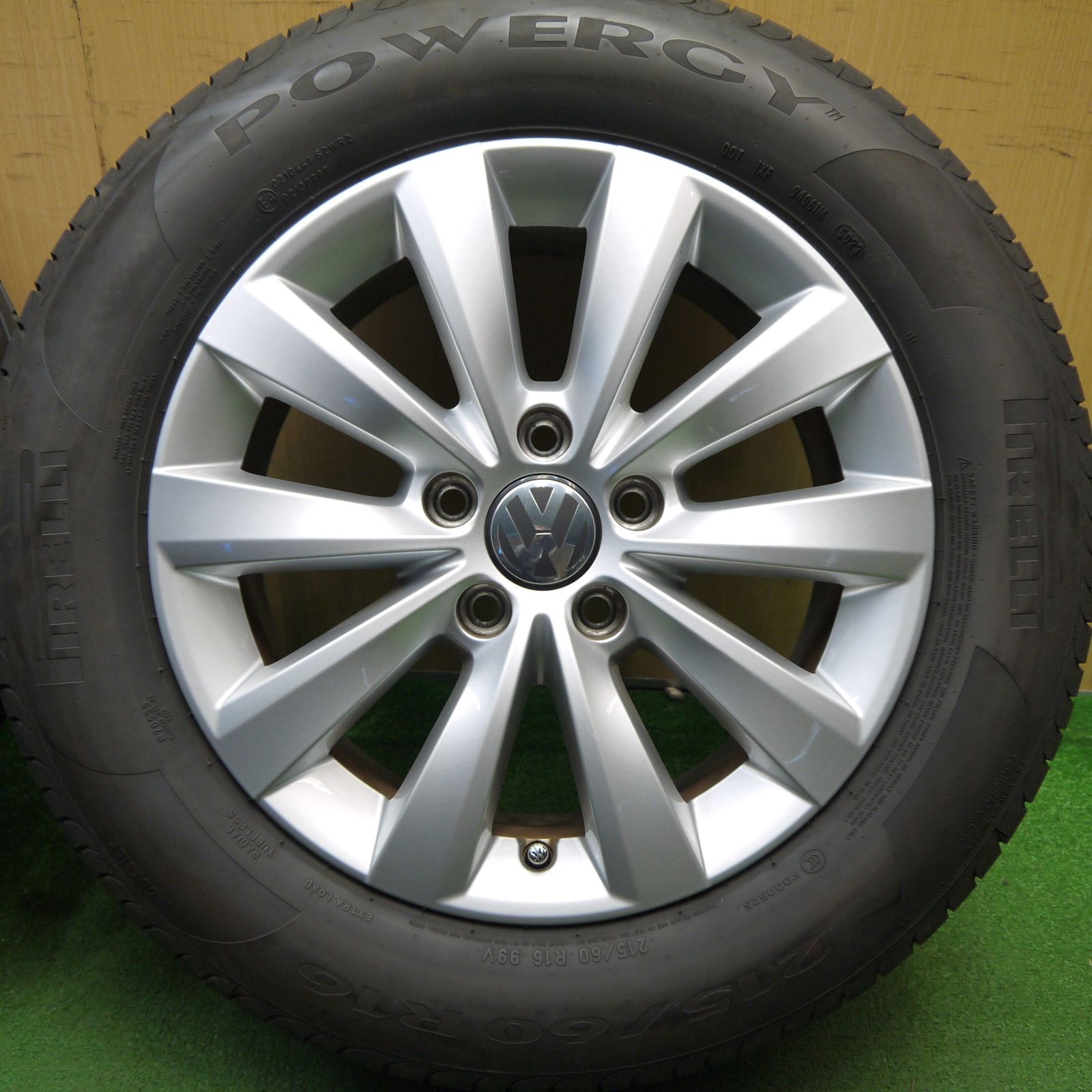 215|60R16 ピレリ