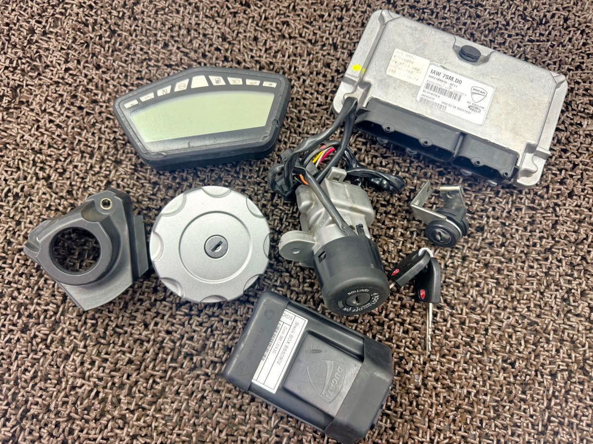 ドカティ ハイパーモタード820SP メインキーセット ECU △A495 メーター B201J ドゥカティ ZDM821W4 DUCATI FI インジェクション