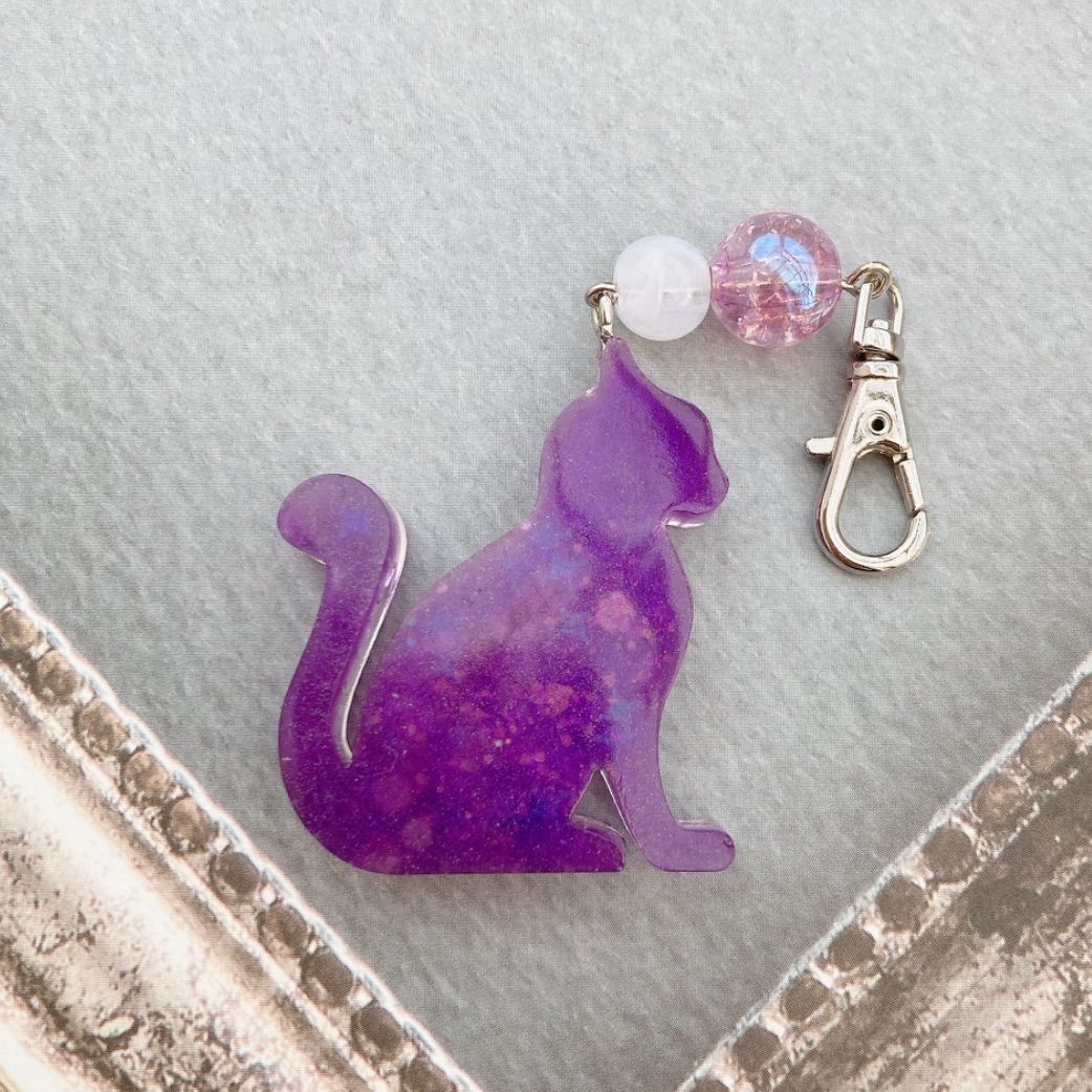 ギターにじゃれるねこちゃんチャーム　紫とら ギターにじゃれるねこちゃんチャーム紫とら