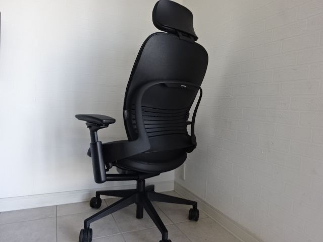 Steelcase スチールケース リープチェアV2 ヘッドレスト付 黒革 高級 