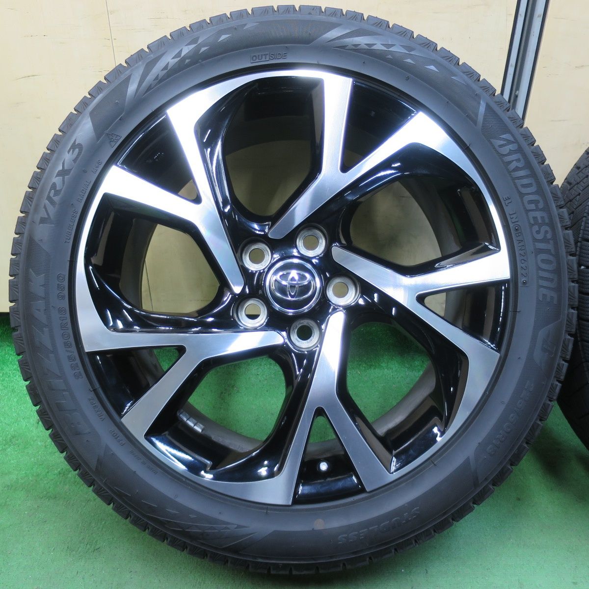 送料無料] バリ溝！22年！キレイ！9.5分☆トヨタ C-HR 純正 225