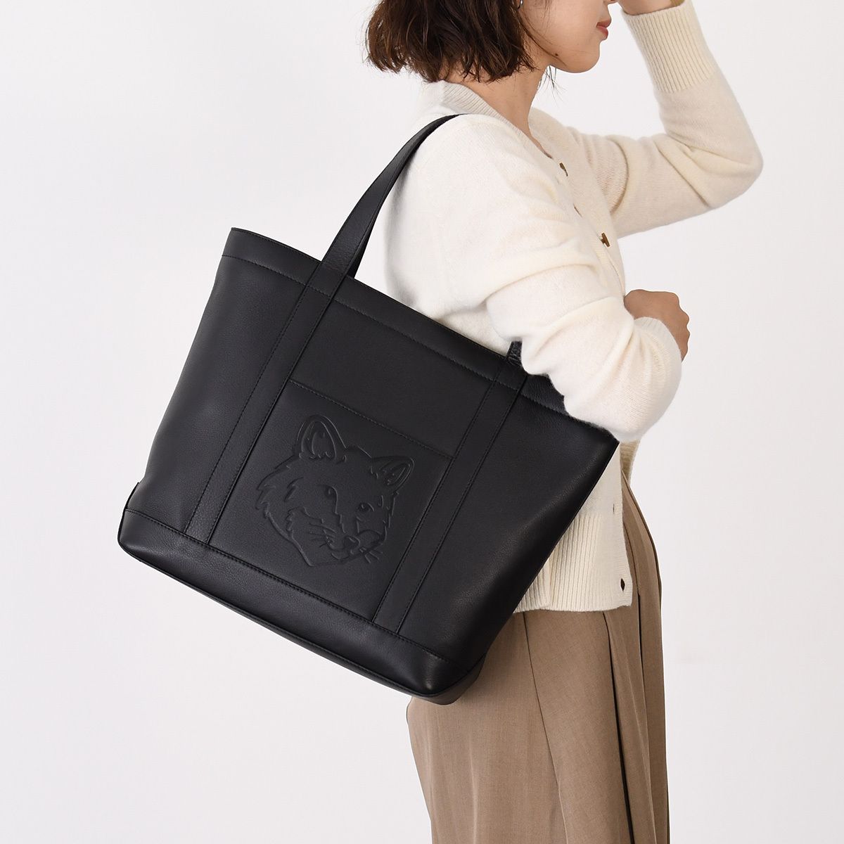 メゾンキツネ　レザーハンドバッグ メゾン キツネ」フォックスモチーフの留め具を採用した新作レザー