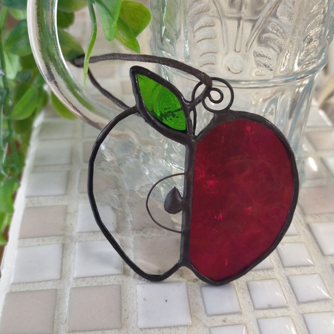 【ハンドメイド】 ステンドグラス ダークなイチゴとリンゴ 2個 サンキャッチャー ハンドメイド】 ステンドグラス ダークなイチゴとリンゴ 2個