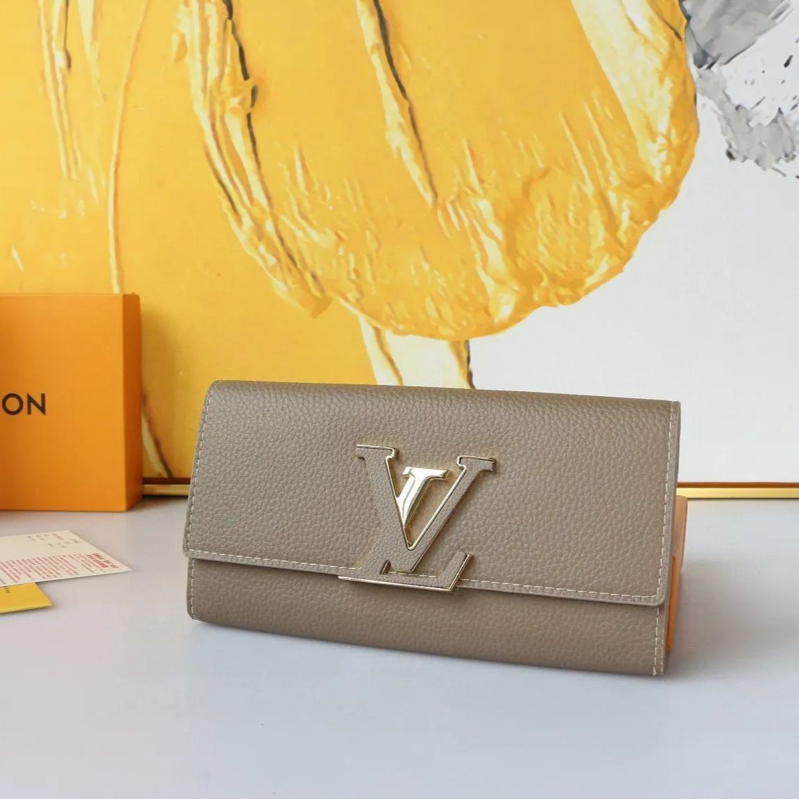 ◆ルイヴィトン☆LOUIS VUITTON   長財布  未使用  財布 かばんを手に持ちます