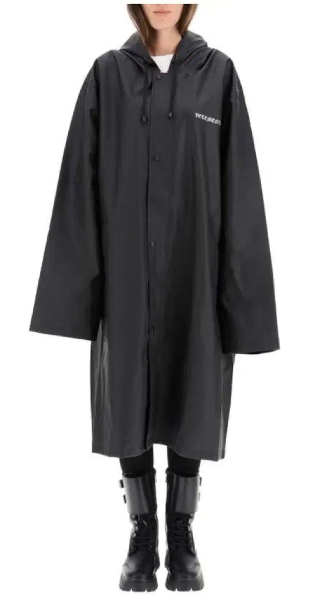 VETEMENTS フード付きレインコート ネイビー VETEMENTS フード付きレインコート ネイビー（リュック