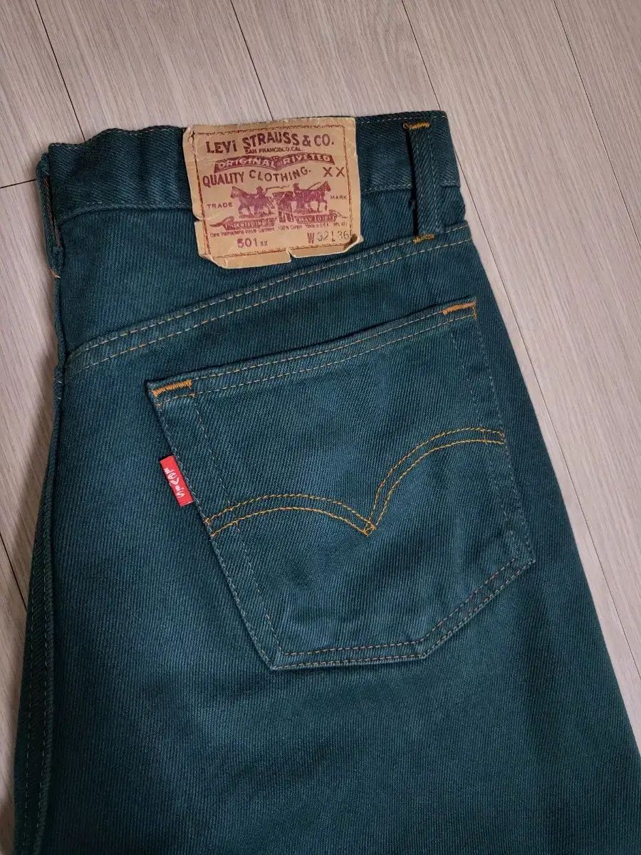LEVIS LEVI´S(リーバイス) ユニークな グリーンパンツ 出品