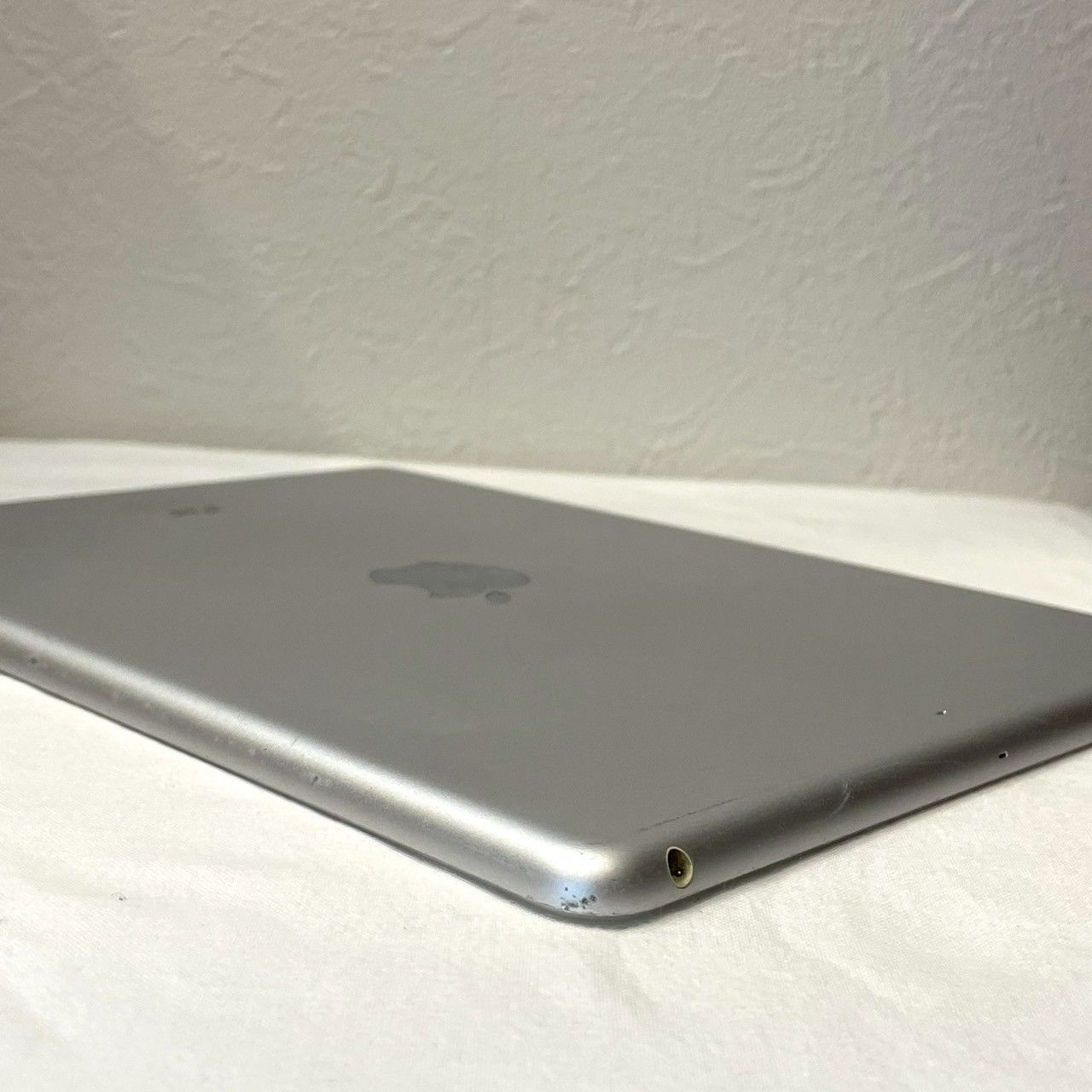 ジャンク品】iPad/Air/第1世代/64GB/Wi-Fi/シルバー/本体のみ/MD790J/A