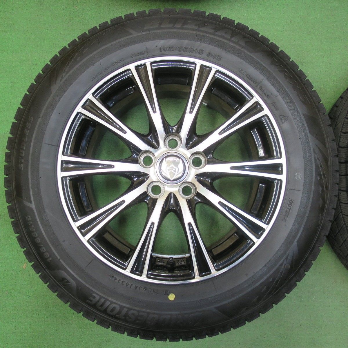 送料無料] バリ溝！24年！ほぼ10分☆プリウス 等 195/65R15