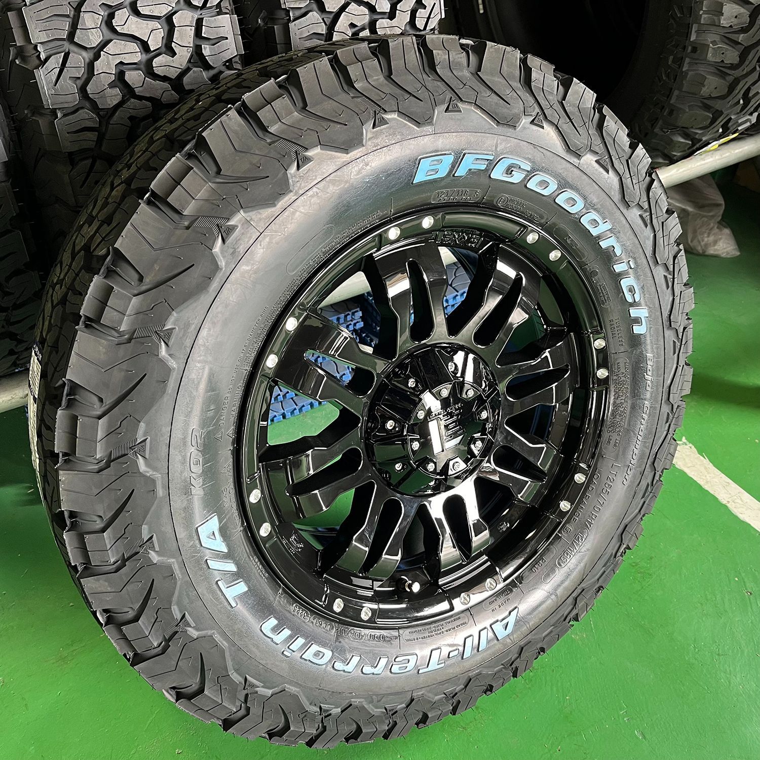 プラド等 希少 FUEL D766 BF33/12.5R17 バリ山 4本セット