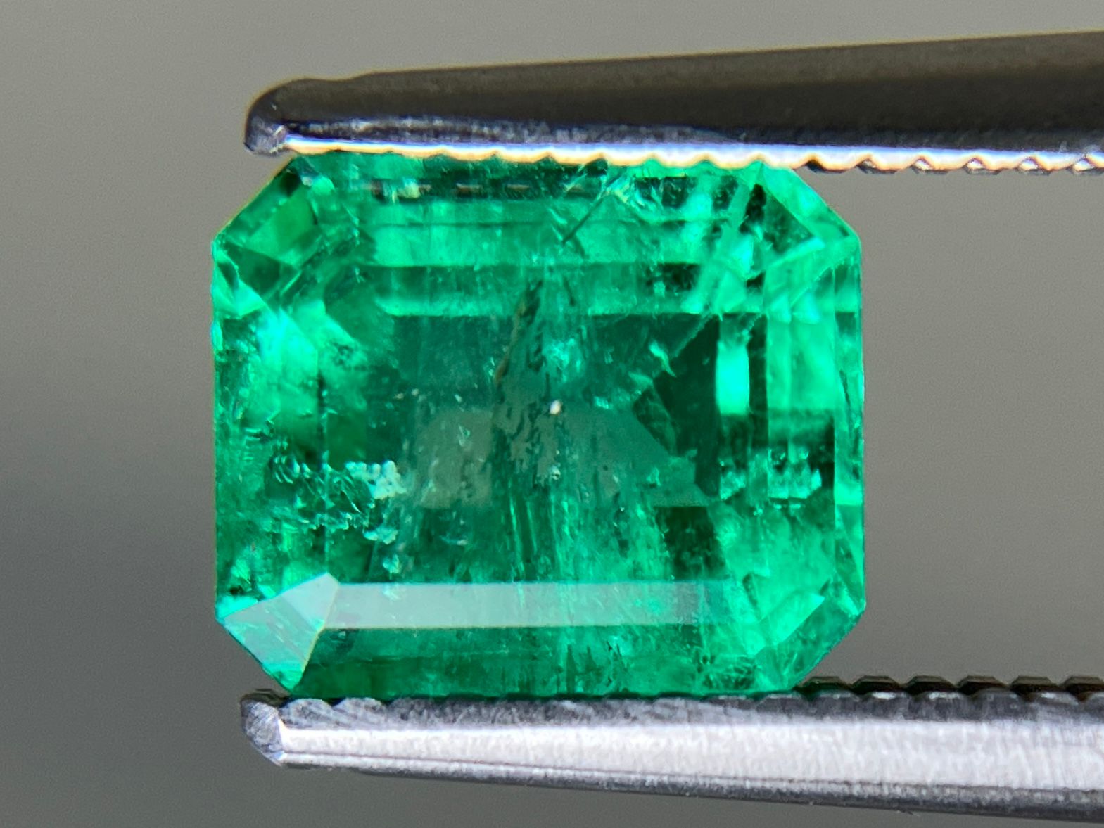 エメラルド 天然 1.489ct 中央宝石ソーティング付き 7.48㎜×6.34