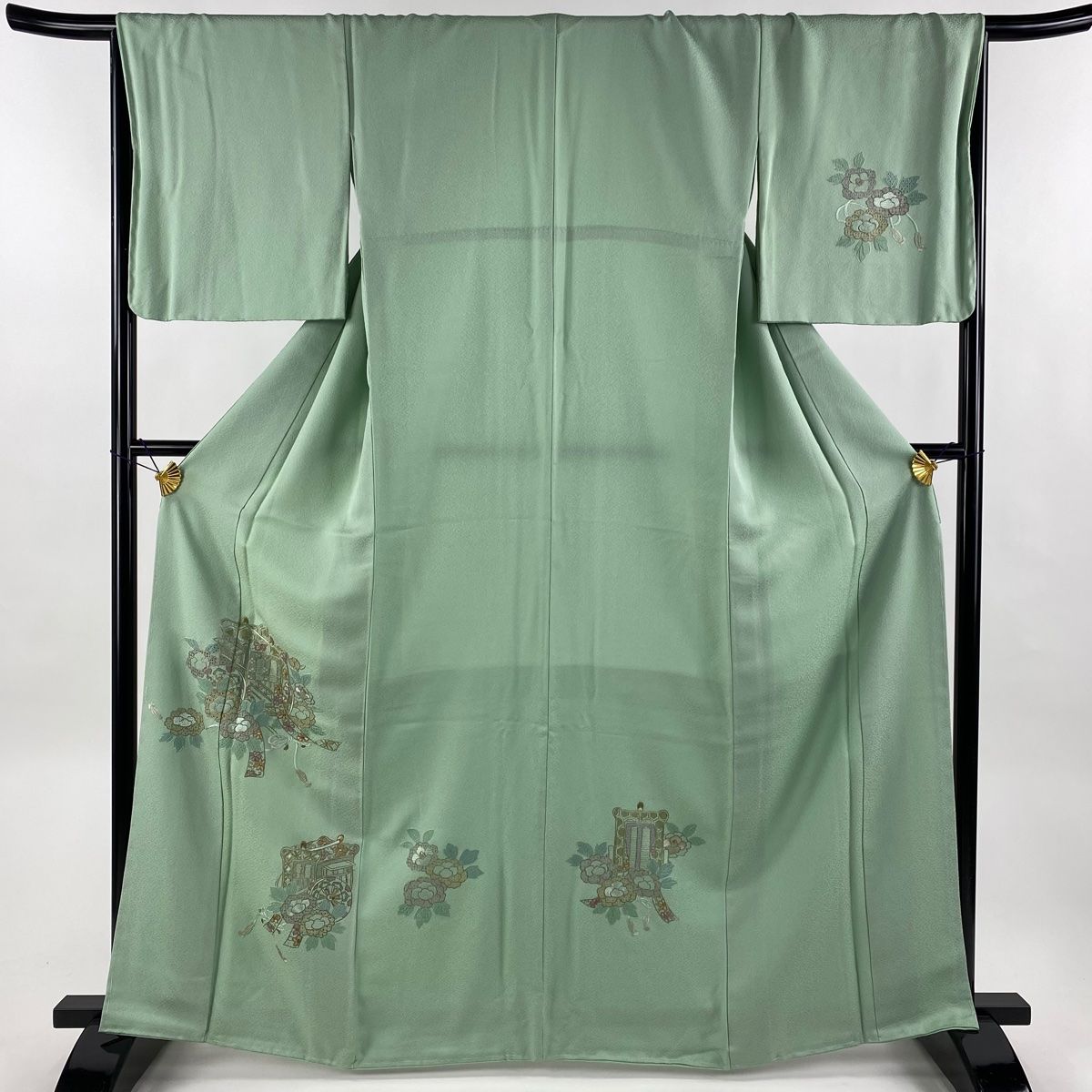 付下げ 身丈165cm 裄丈67cm M 袷 御所車 牡丹 刺繍 金糸 薄緑 正絹 秀