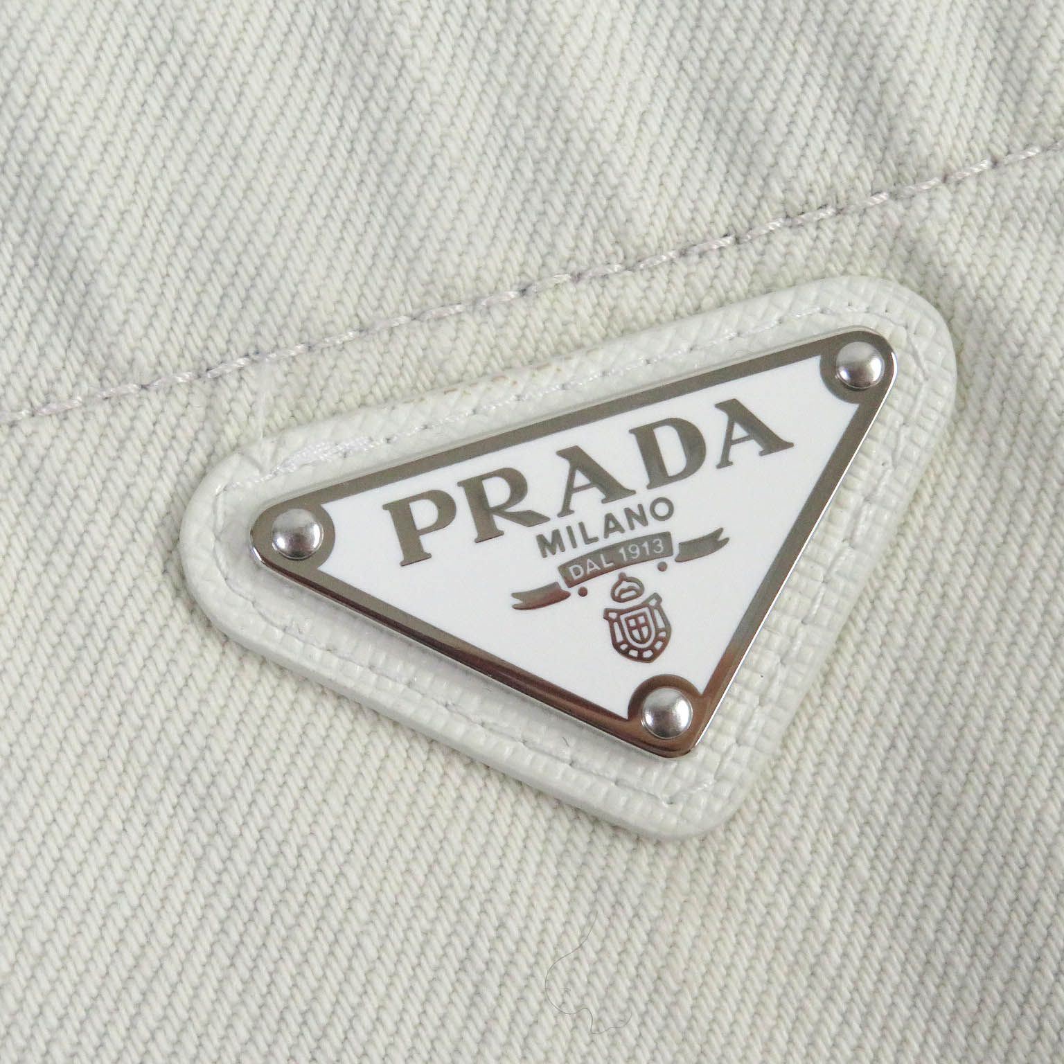 PRADA クロップド ロゴプレート ダメージ加工 Tシャツ ホワイト PRADA クロップド ロゴプレート ダメージ加工 Tシャツ ホワイト