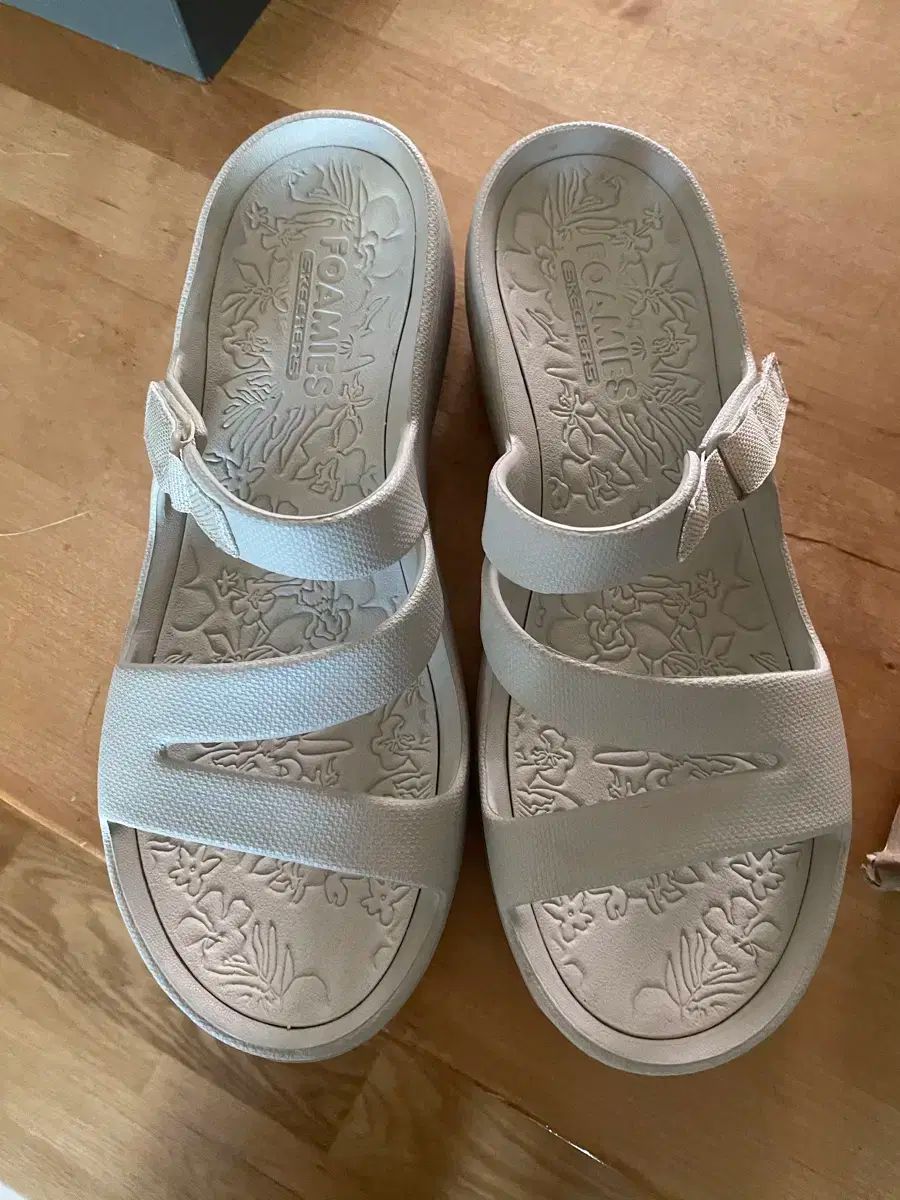 SKECHERS スケッチャーズ アーチ スリッパ