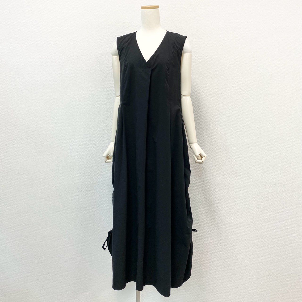 10i16 MORABITO モラビト ノースリーブワンピース ビジュー ロング丈 サイドドロスト ラインストーン Vネック レディース 9054-11114 38 ブラック ポリエステル100％u02t