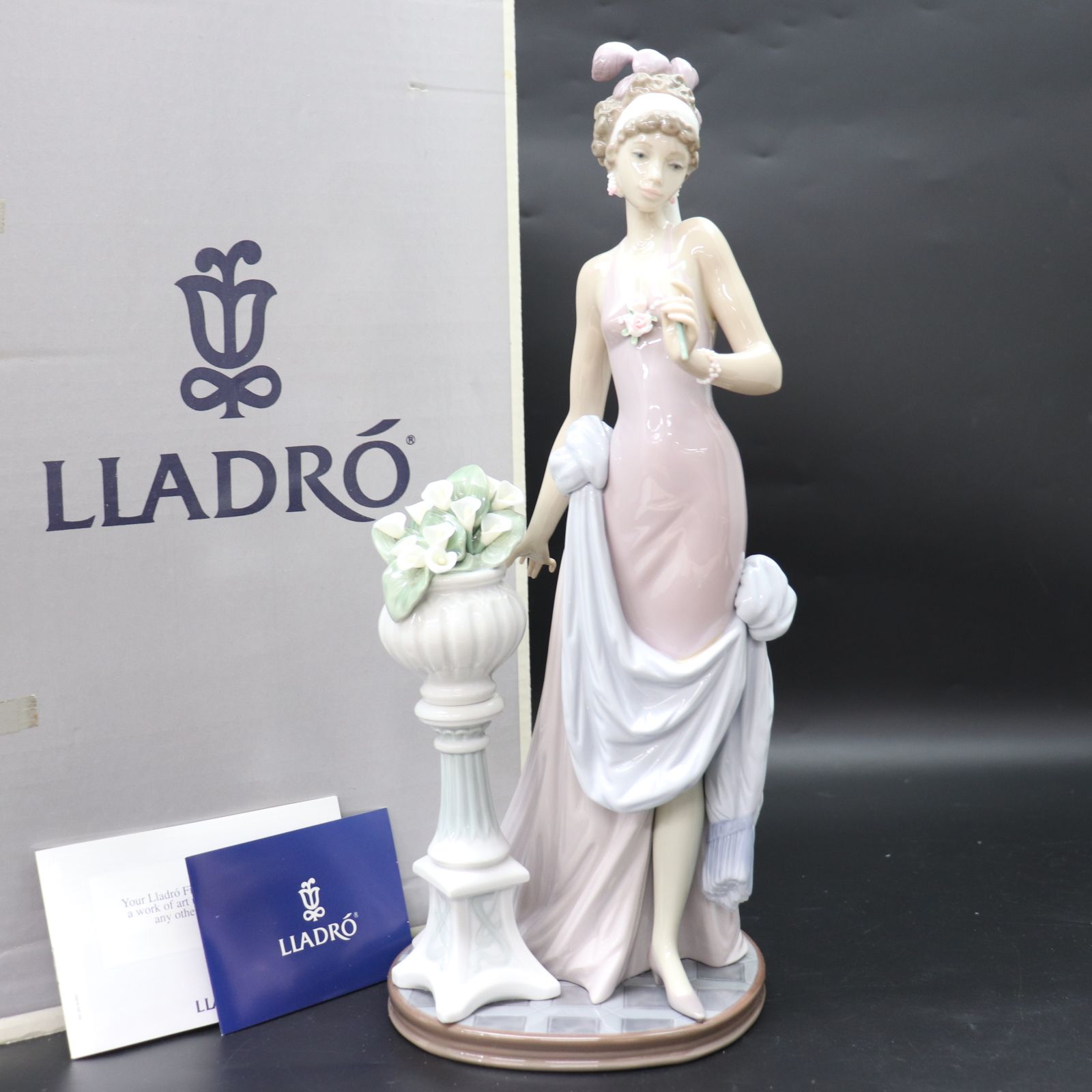 ITLRV00FSXMS リヤドロ 女性 白い花 品格 A TOUCH OF CLASS