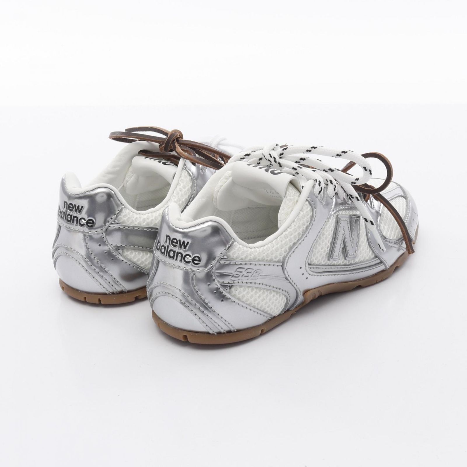 Miu Miu New Balance スニーカー シルバー MIU MIU x New Balance 『530 SL』メタリックシルバーの新作が順次発売