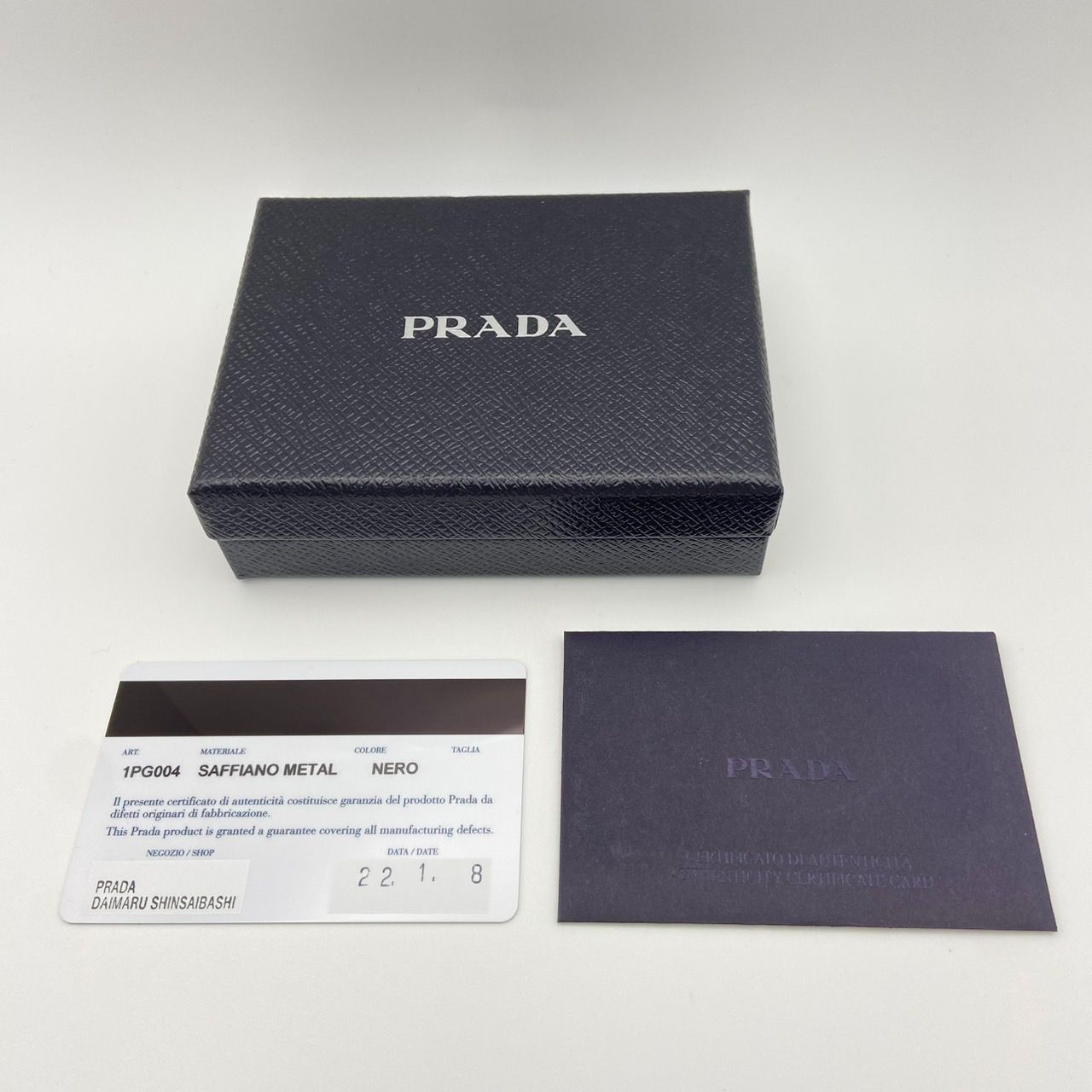 極美品　PRADA キーケース　ギャランティカード付き プラダ6連キーケース カメオ ゴールド金具 レディース キー