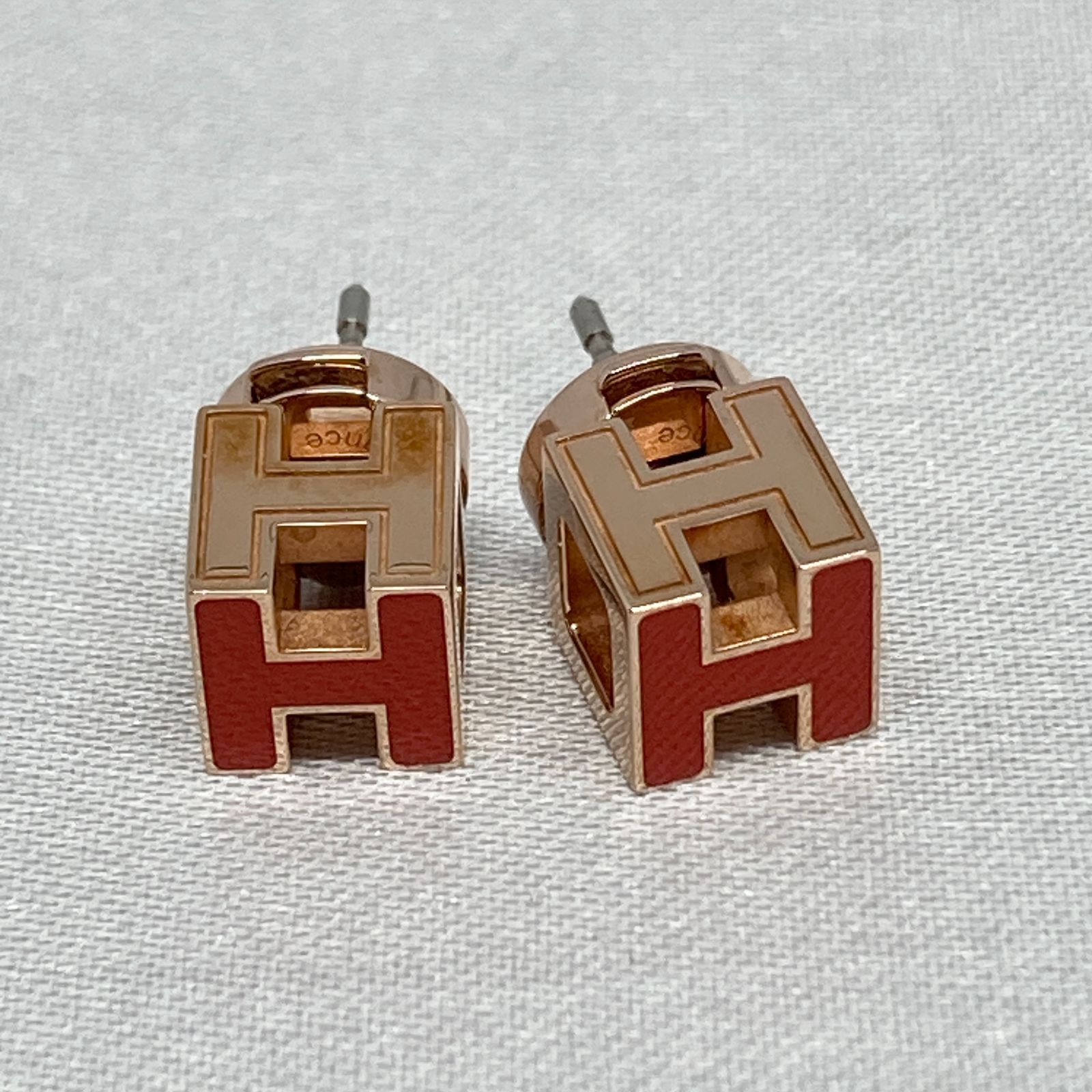 HERMES エルメス ピアス カージュドアッシュ Hキューブ ロゴ オレンジ HERMES エルメス カージュドアッシュ Hキューブ Hロゴ ピアス