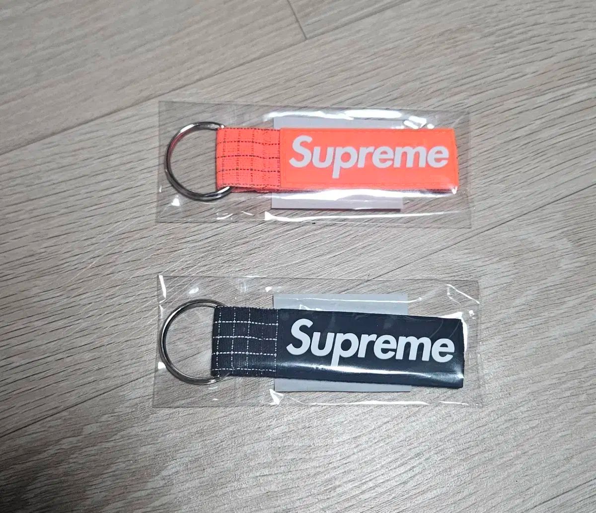 【雷市場（ポンジャン）商品韓国直送】Supreme(シュプリーム) リップストップ キーチェーン ブラック オレンジ