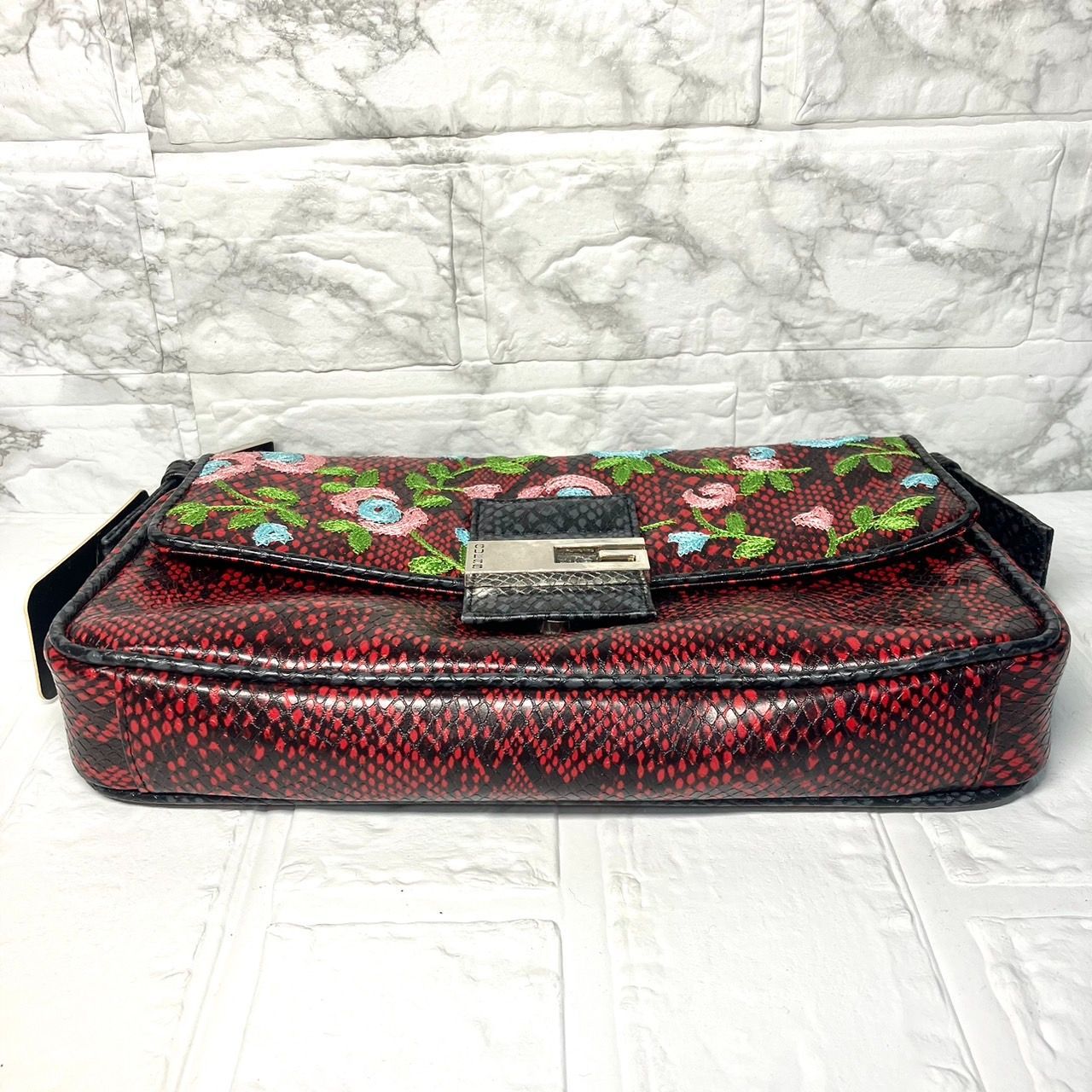 ✨【新品】GUESS ゲス ショルダーバッグ パイソン 花柄  レッド