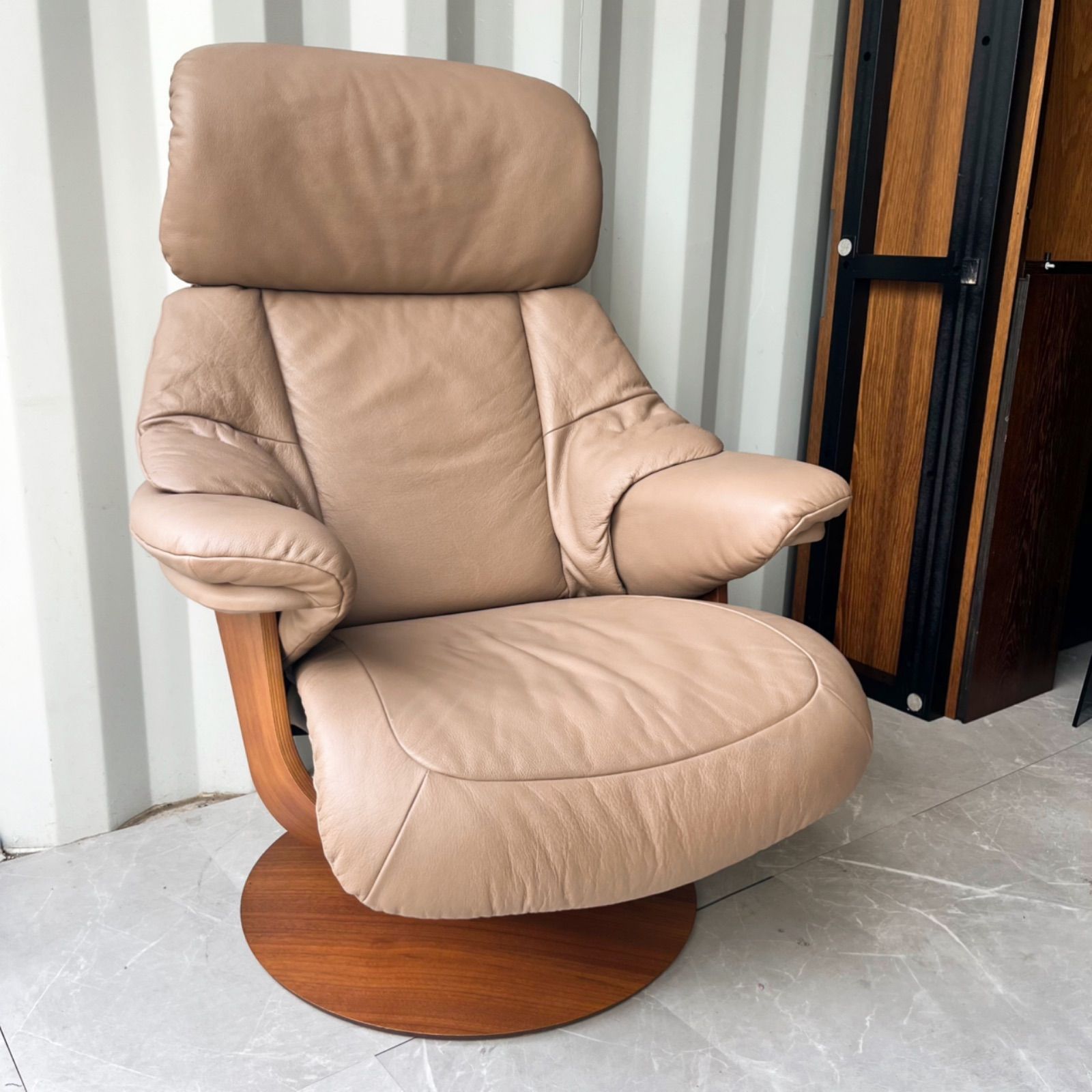 取付無料！カリモク ザ・ファースト RU73 本革グレージュリクライニングチェア 取付無料！カリモク ザ・ファースト RU73 本革グレージュ