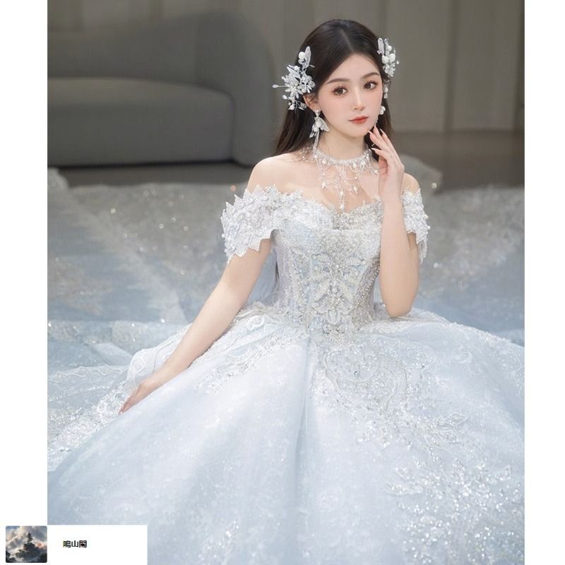 送料無料 2025 一字肩 ブライダルドレス フレンチスタイル ロングトレーン 小柄花嫁向け 上質質感 軽ラグジュアリー主役ドレス|8.12LYC680夏の新生活