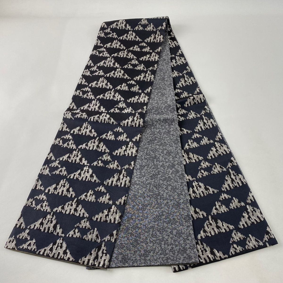 美品】 2024 袋帯 名品 本泥染 市松 金糸 箔 黒 六通 正絹 【】 美品