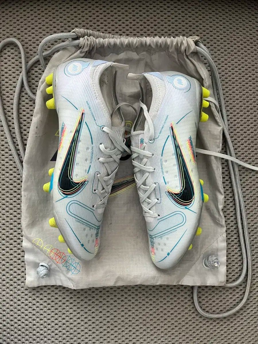 NIKE