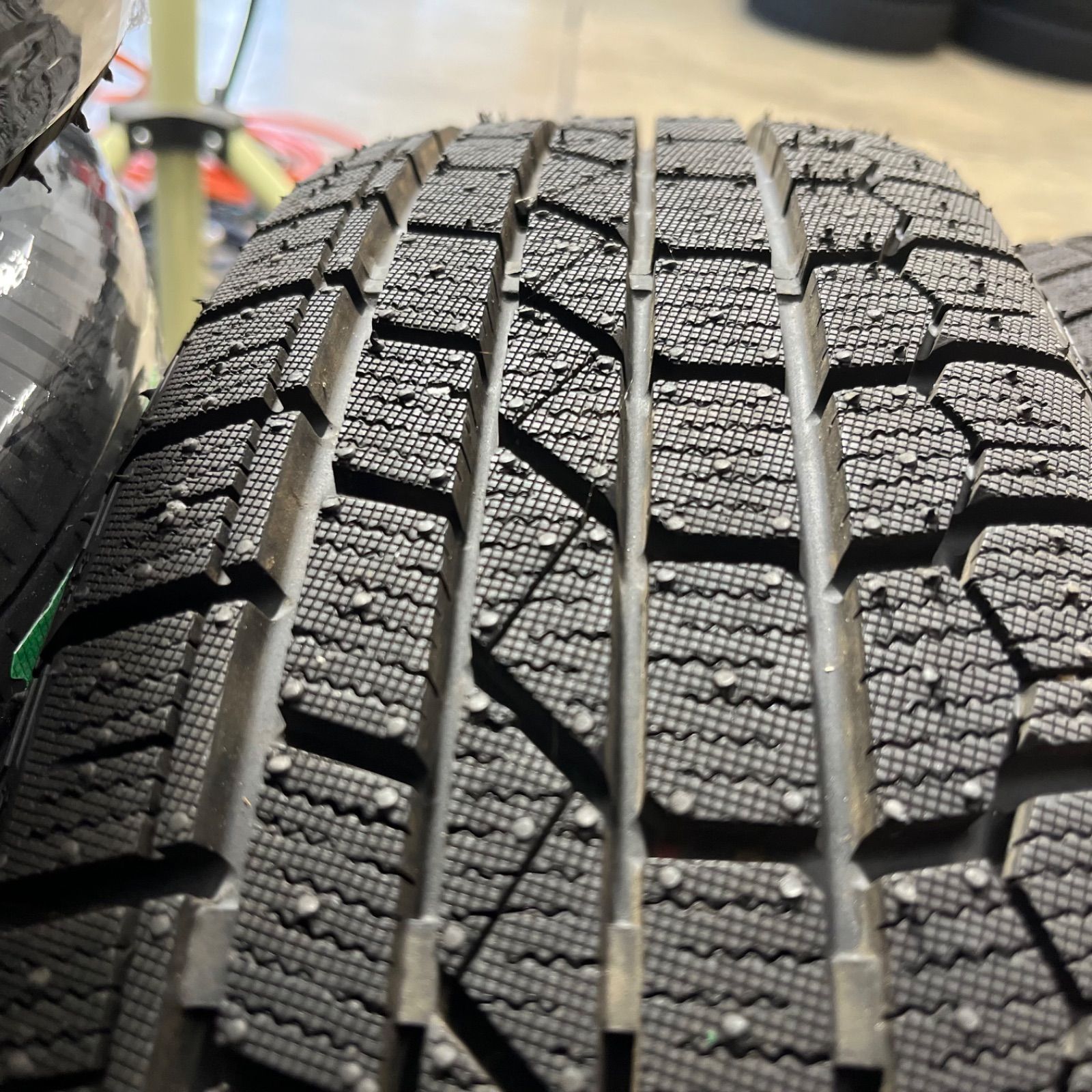 スタッドレスタイヤ 冬タイヤ