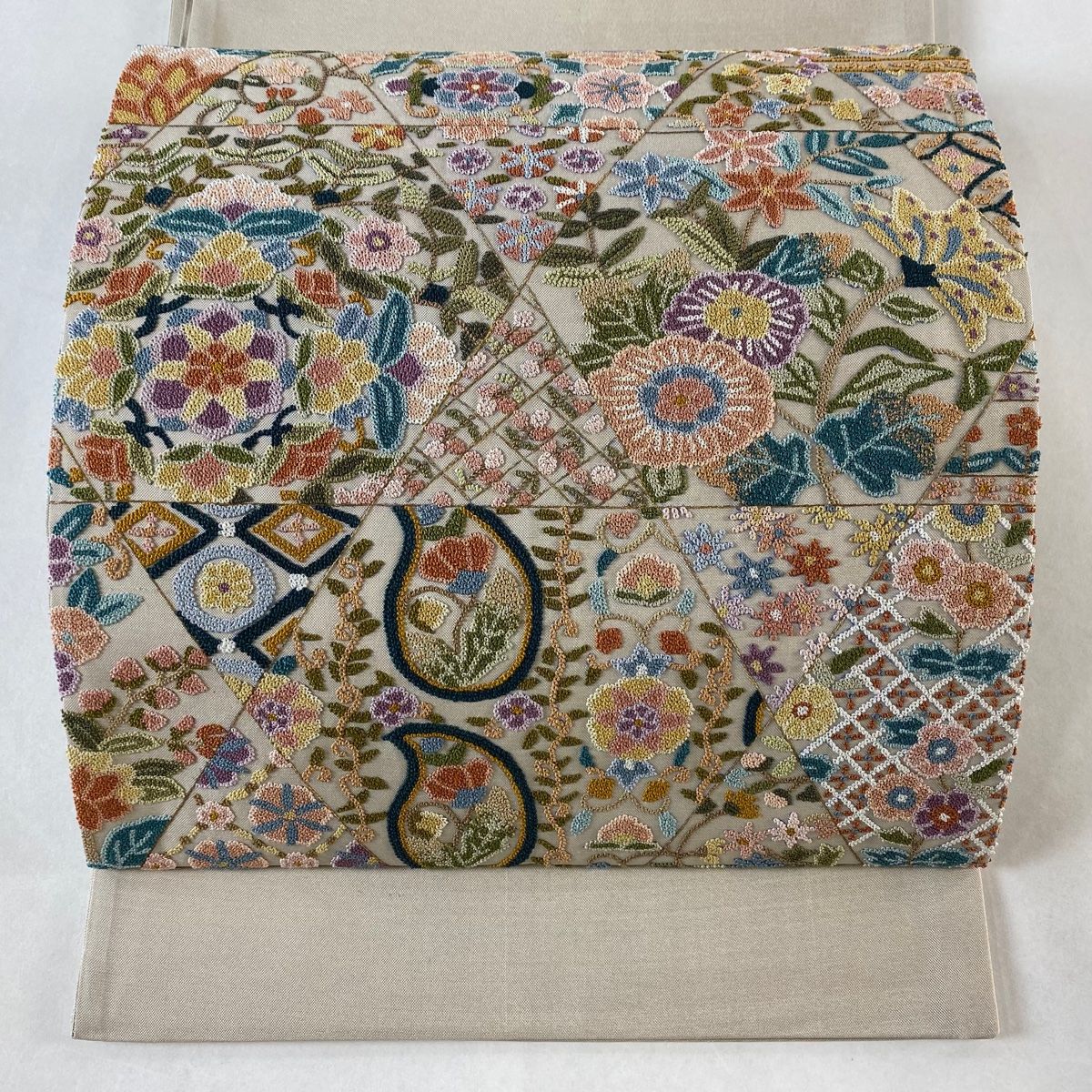 袋帯 名品 草花 菱 相良刺繍 金糸 薄茶色 お太鼓柄 正絹