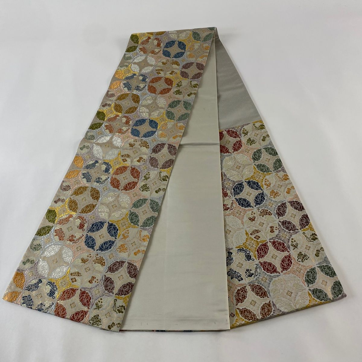 ◆663◆袋帯 六通 逸品 華文 有職文様 相良刺繍 金糸駒刺繍　正絹　着物帯 袋帯 美品 名品 華文 刺繍 金糸 灰色 六通 正絹 【中古】 - メルカリ