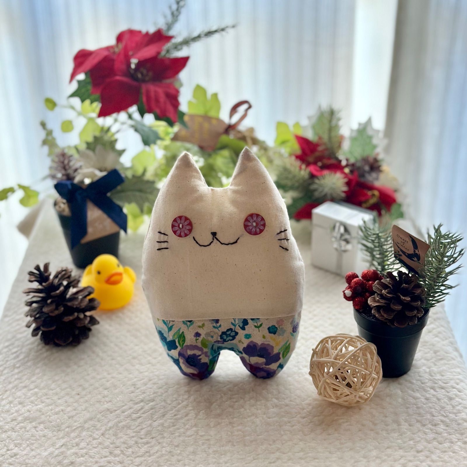 匿名配送【ハンドメイド】お花ボタンの猫のぬいぐるみ - ぬいどり