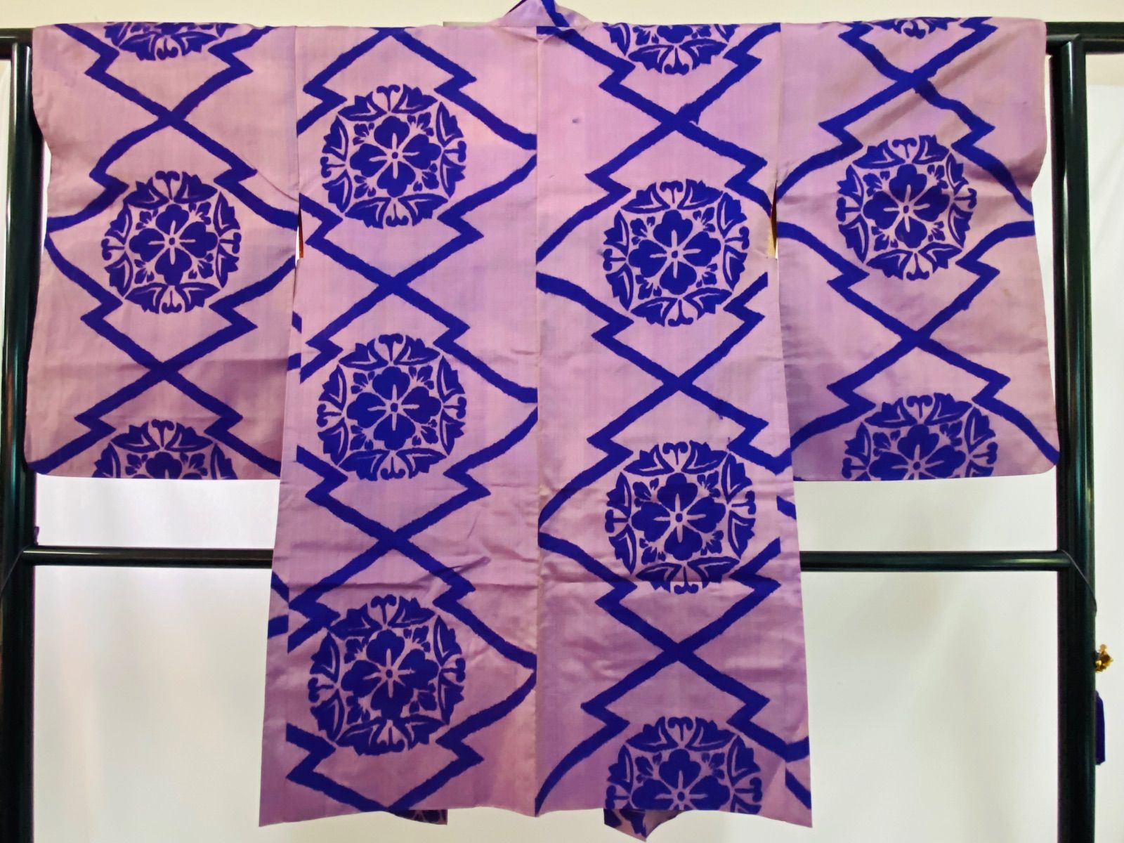 【珍品】銘仙風アンティーク着物 紫 松×梅 バチ襟 正絹 リメイク 珍品】銘仙風アンティーク着物 紫 松×梅 バチ襟 正絹 リメイク