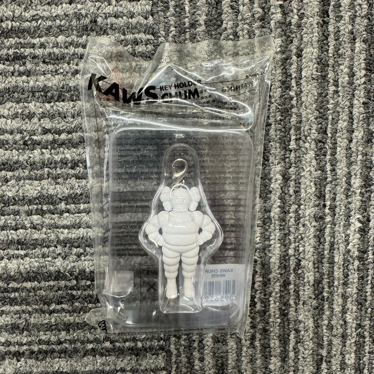 KAWS Tokyo First Chum Keychain White カウズ キーチェーン キーホルダー 未開封 - メルカリ