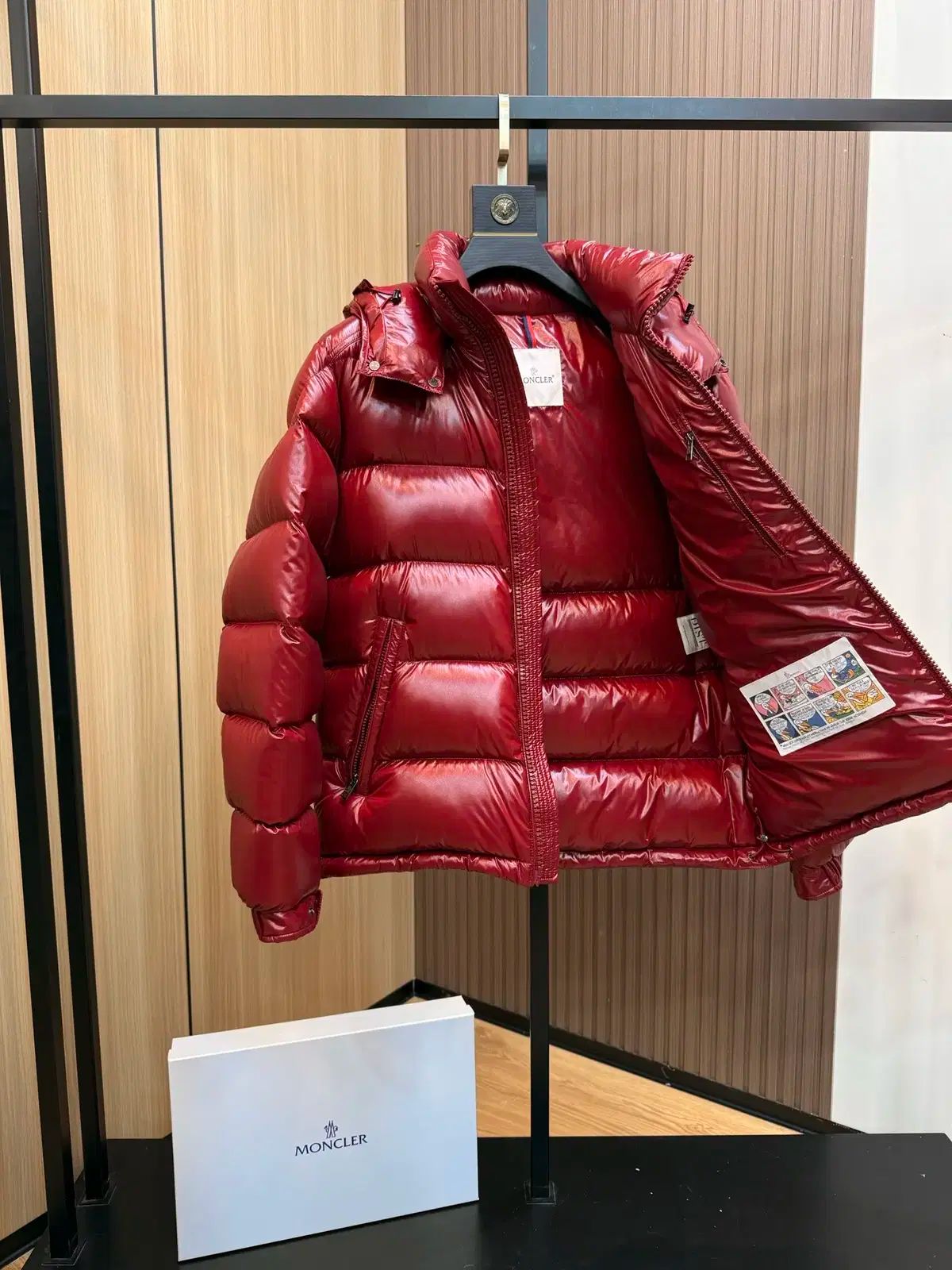 MONCLER(モンクレール) ユニセックス ロゴ カジュアル 赤 ダウン
