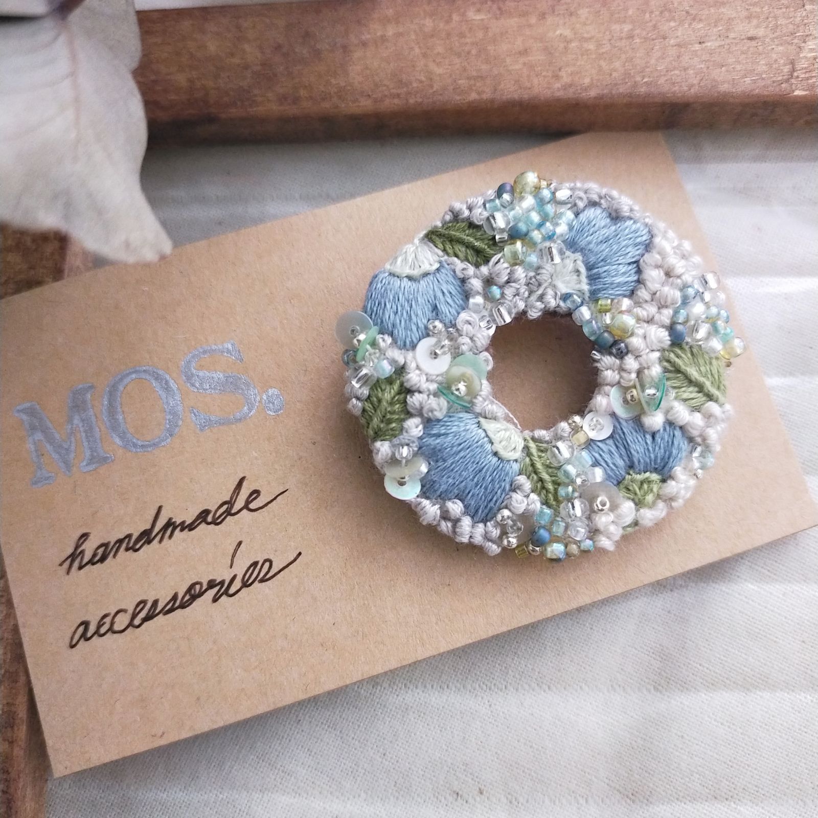 手刺繍ブローチ リース型 フラワーデザイン - メルカリ 